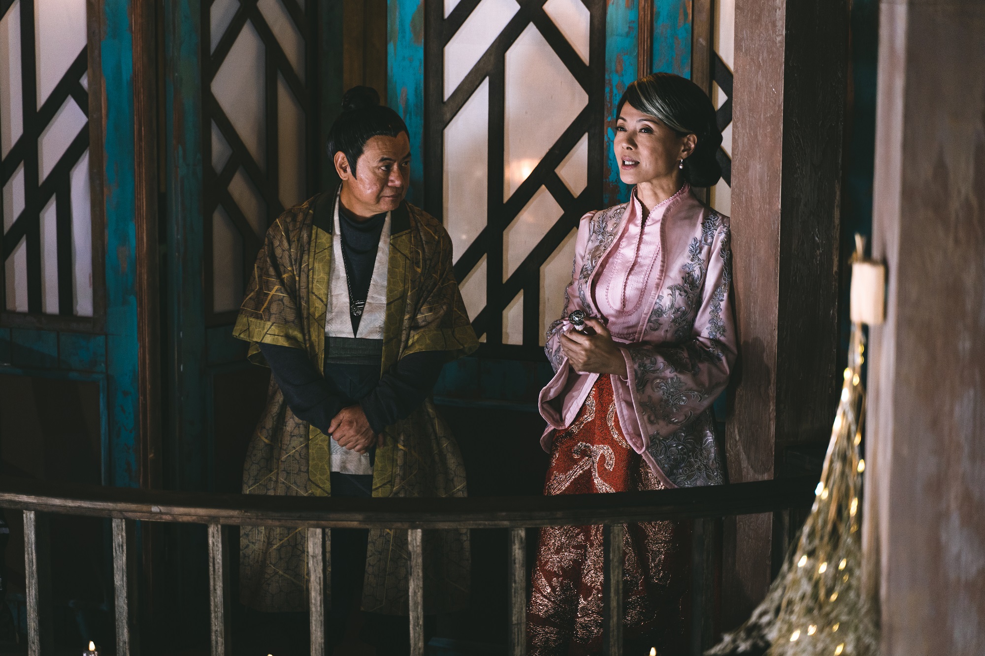 柯淑勤（右）在劇中演唱6首歌仔戲，服裝、鞋子皆量身訂製，扮相優美。左為蔡振南。（民視提供）