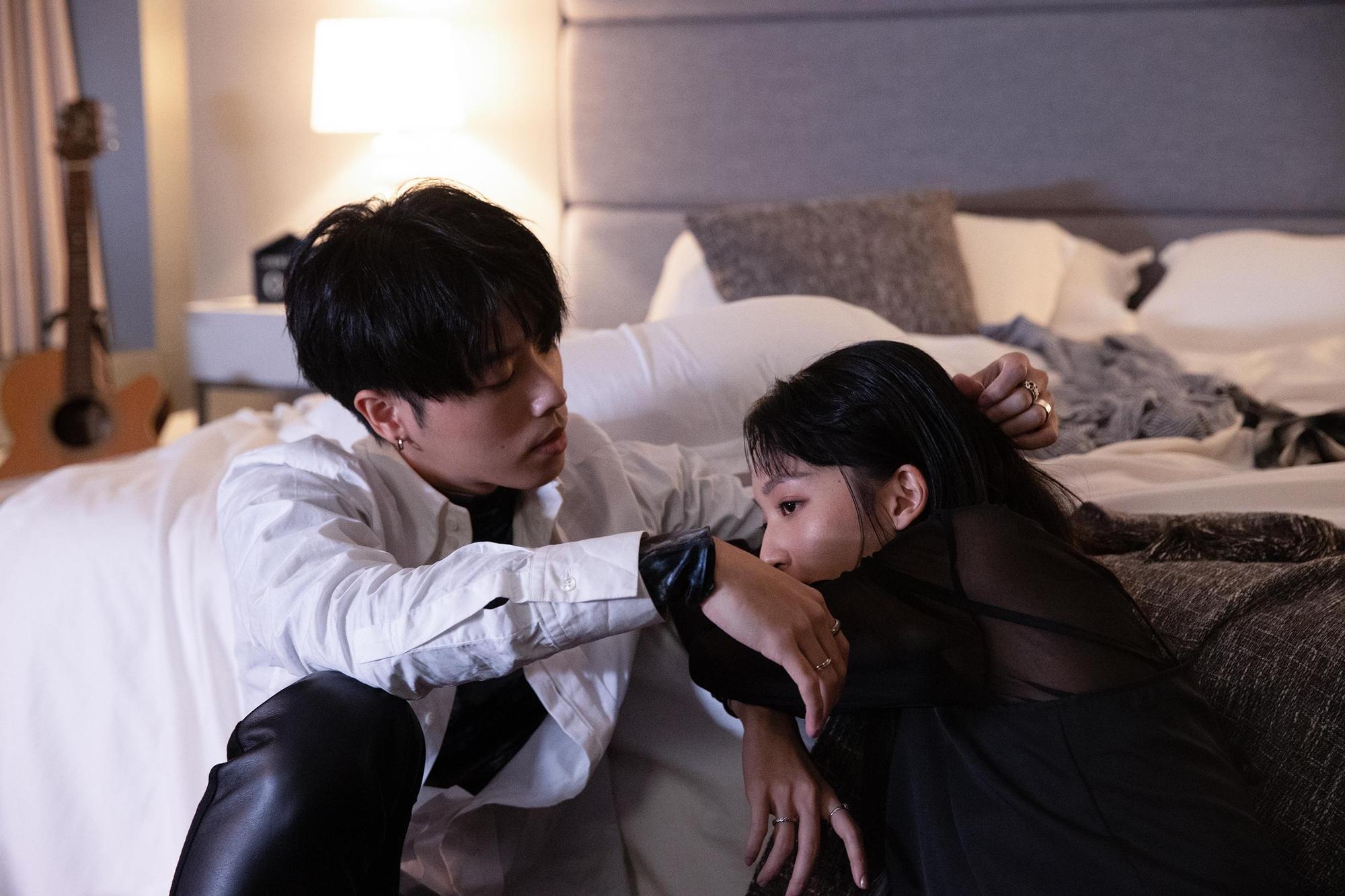 甫獲金馬奬最佳女配角的王渝萱擔任女主角,與HowZ演出一段若即若離的曖昧關係。(迷音樂 Me Music提供)