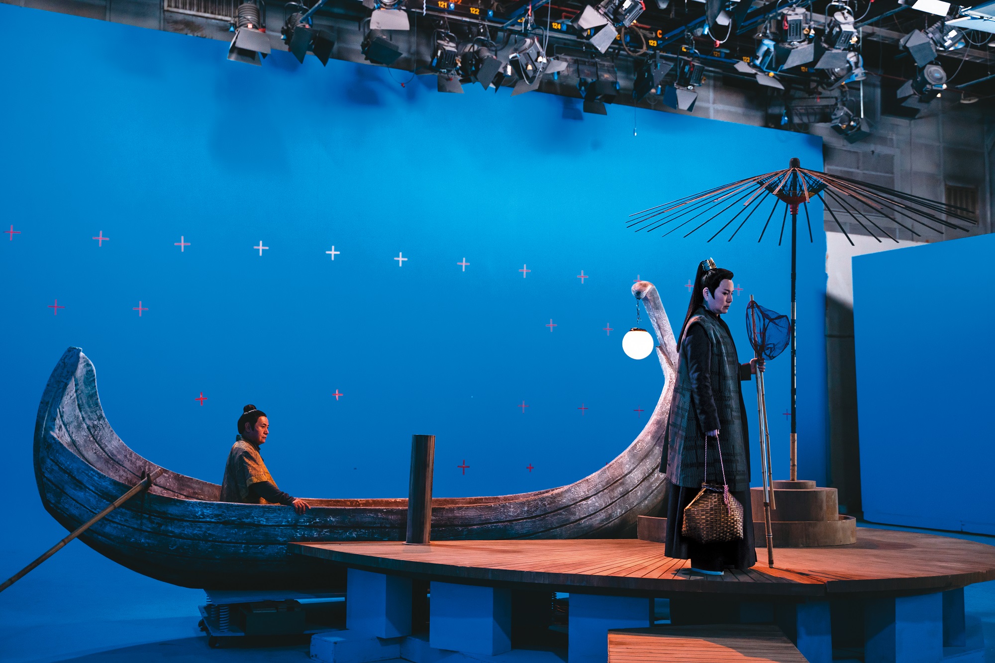 《孟婆客棧》融合電腦特效打造奇幻感，架設大型綠幕攝影棚製作特效場景，額外增加不少費用。（民視提供）