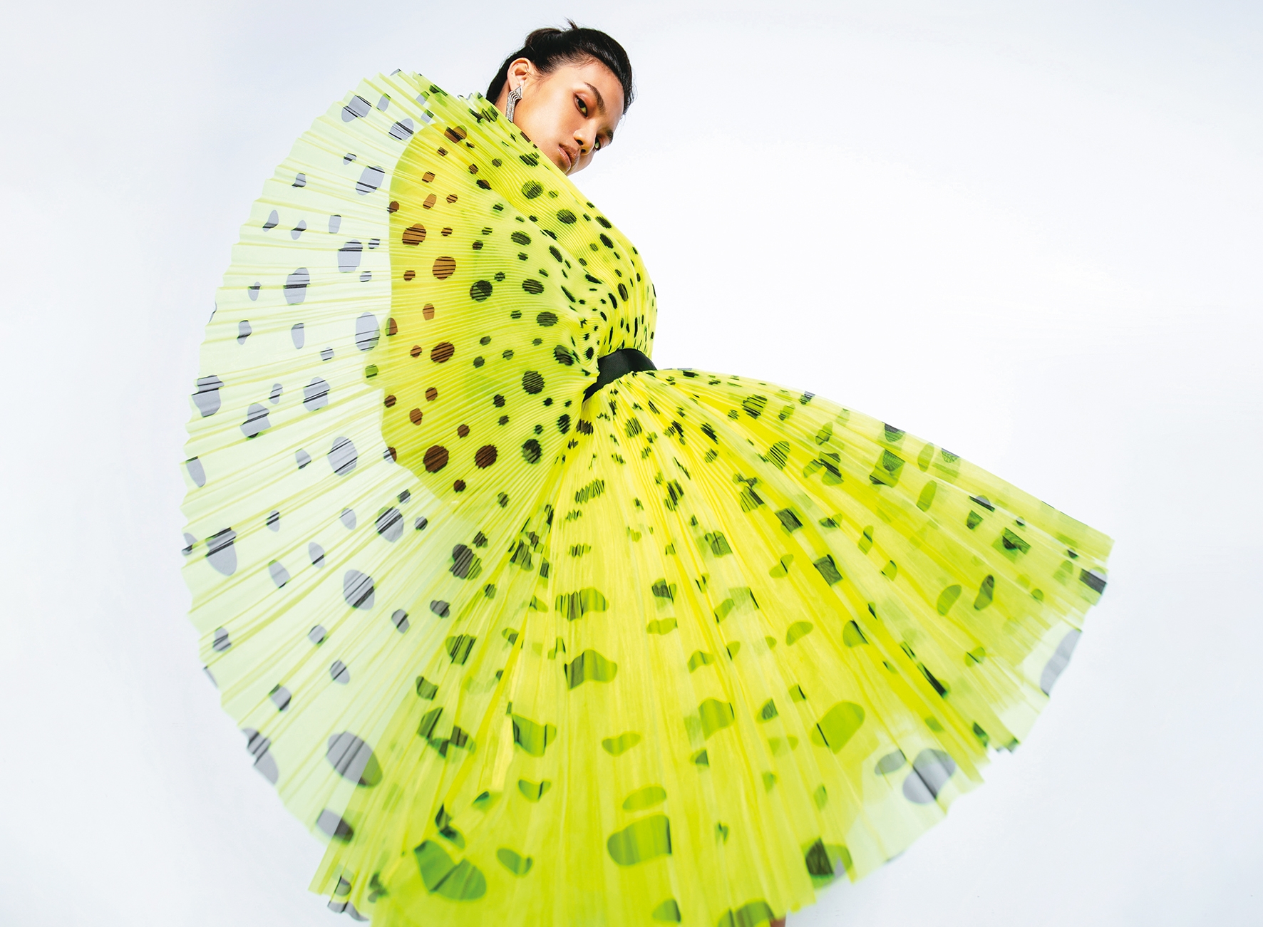 黃色黑點紗質短洋裝 NT$7,999 by H&M／水晶流蘇耳扣（單邊） 價格店洽 by PRADA