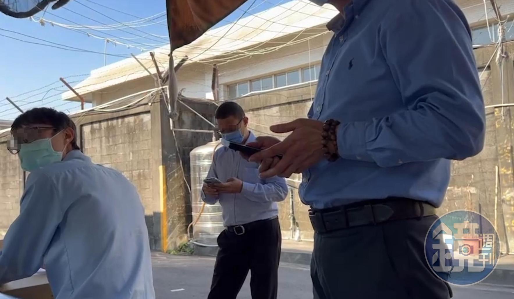 小港機場排班計程車司機在快篩站篩檢，等候結果出爐（圖非當事司機）。