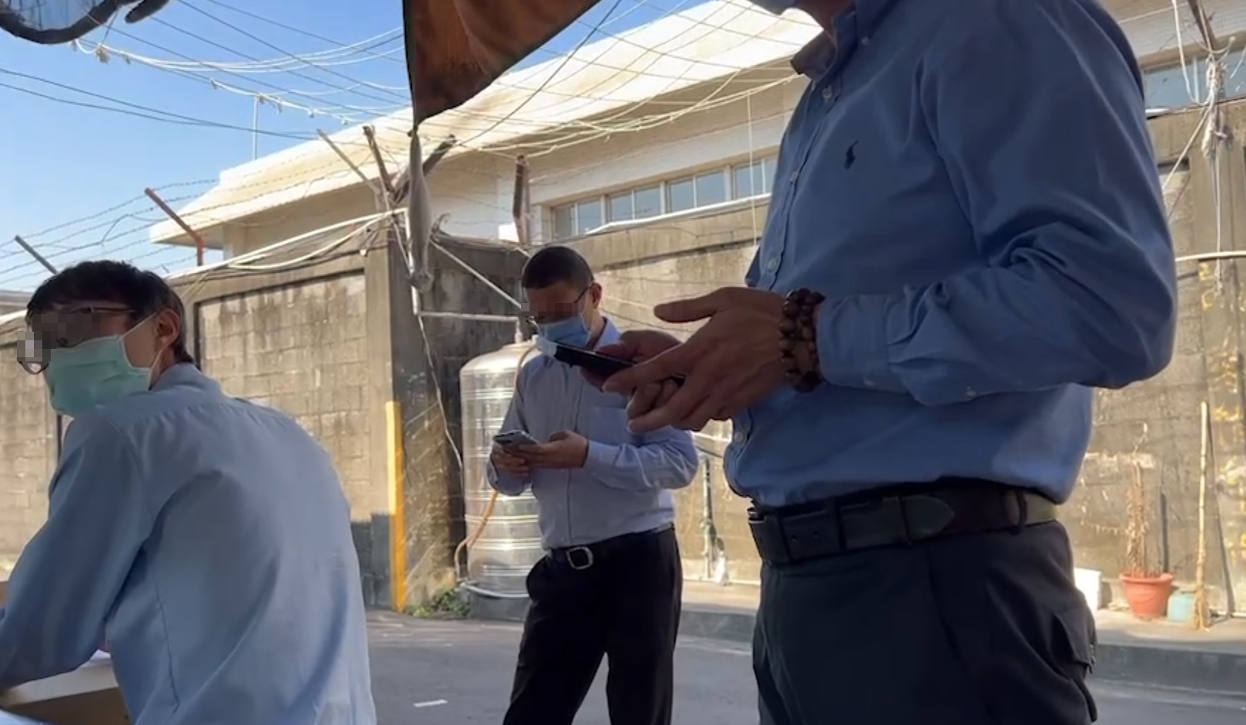 小港機場排班計程車司機在快篩站篩檢，等候結果出爐（圖非當事司機）。