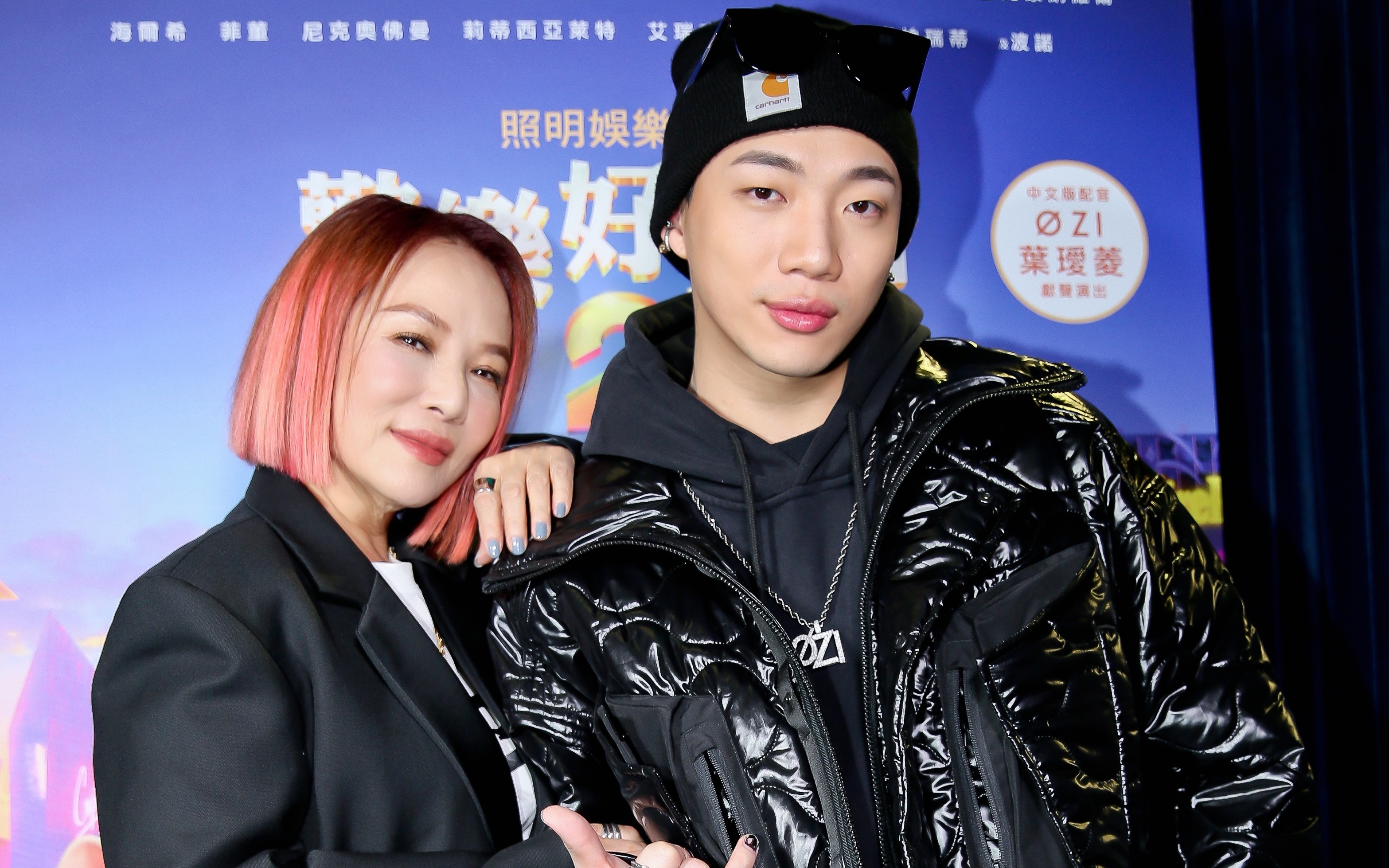 葉璦菱（左）、ØZI（右）母子搭檔首度挑戰配音，獻聲《歡樂好聲音2》。（UIP提供）