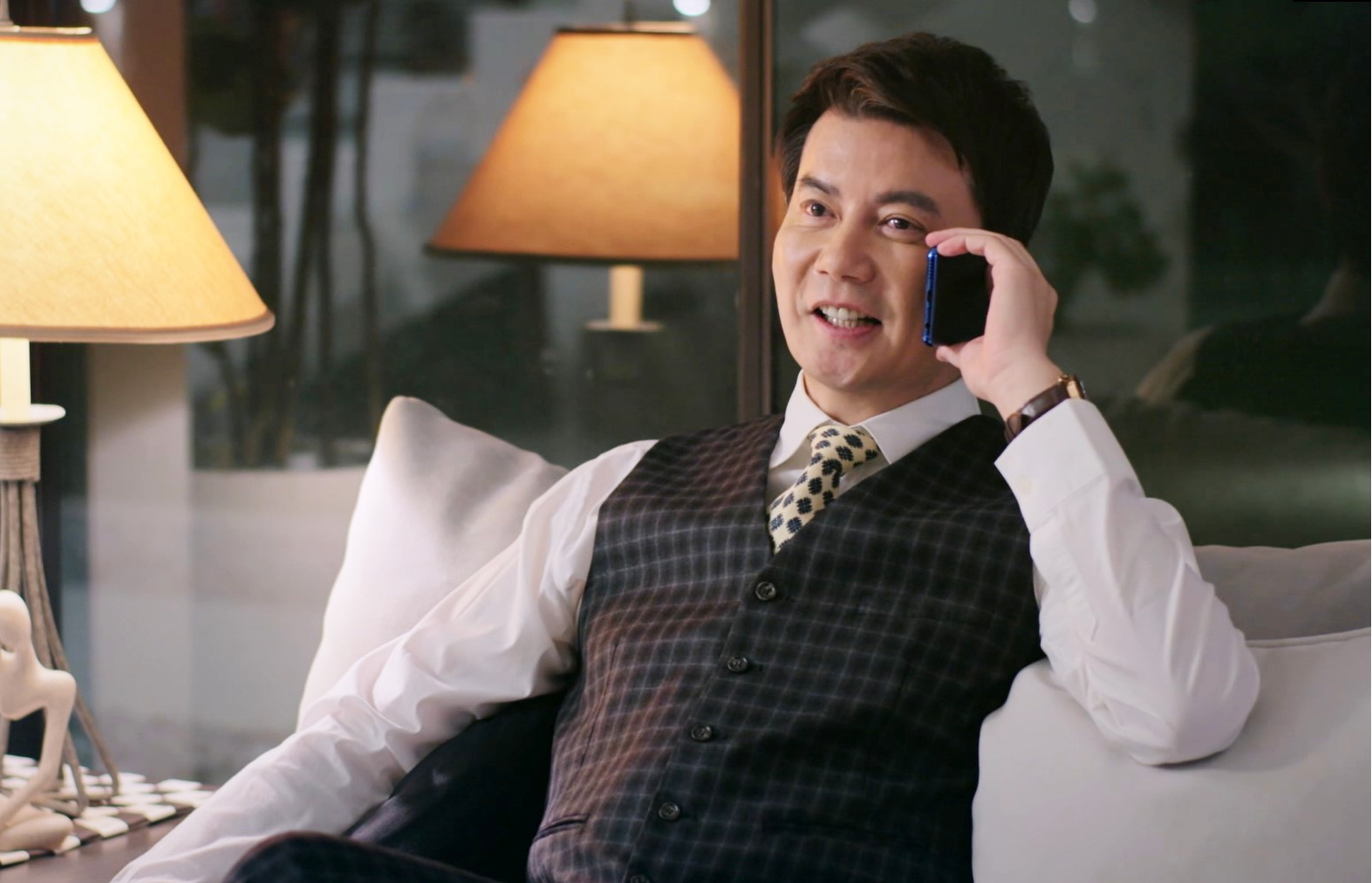 戲中的倪齊民愛子心切幫林輝瑝關說。（TVBS提供）