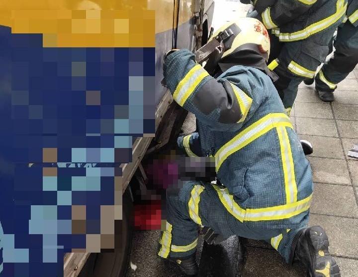 消防人員用派壞器破壞車底。(警方提供)