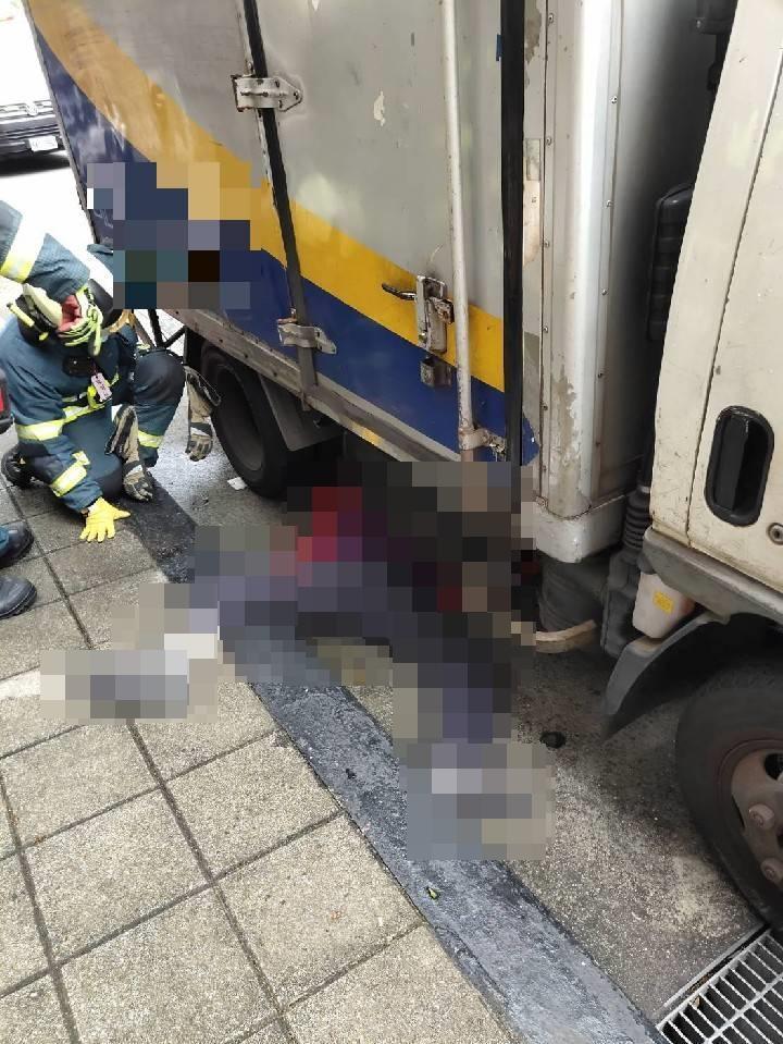 消防人員救出阿嬤,已經無呼吸,急送醫院搶救無效。(警方提供)