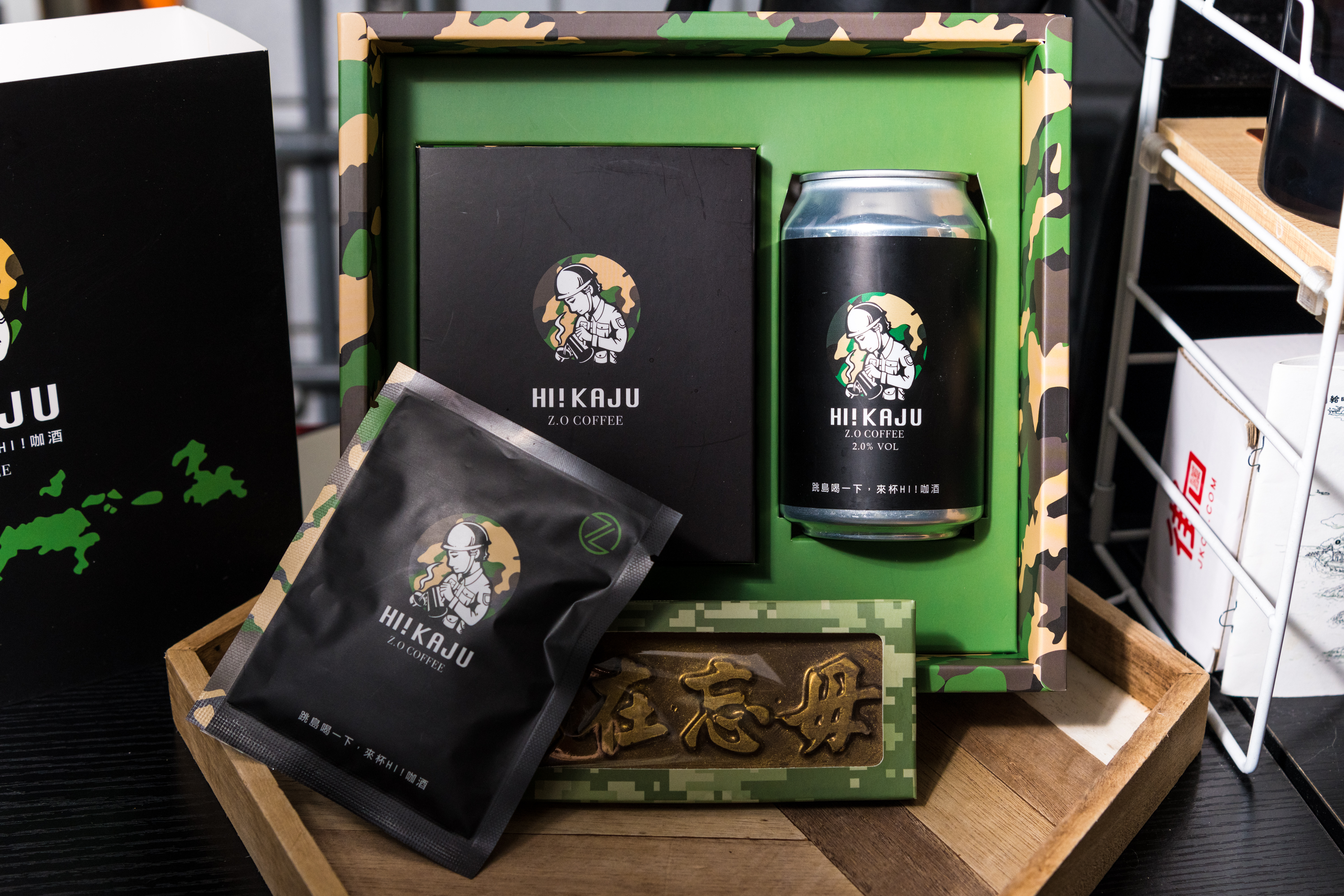 「HI!KAJU咖酒」為獨家首創高粱咖啡氣泡飲,酒精濃度2%,並以戰地元素設計包裝。(199元/罐)