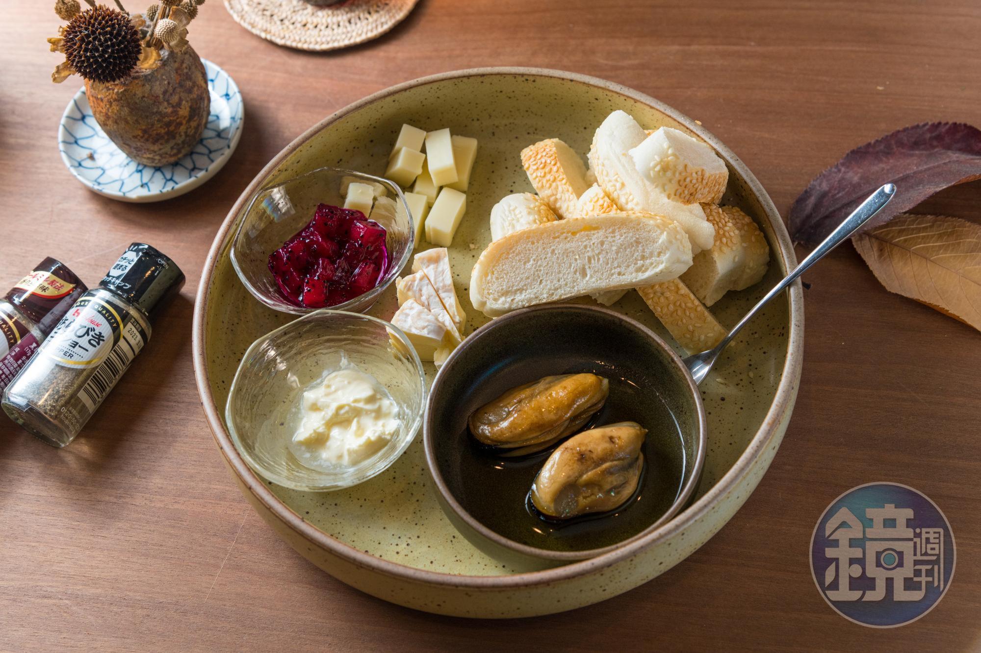 「柒一夜漬」將淡菜與香料泡入橄欖油漬一夜再封存，保留鮮美，口感帶點咬勁，搭配繼光餅、2款乳酪及特製酸奶油。（350元／份）