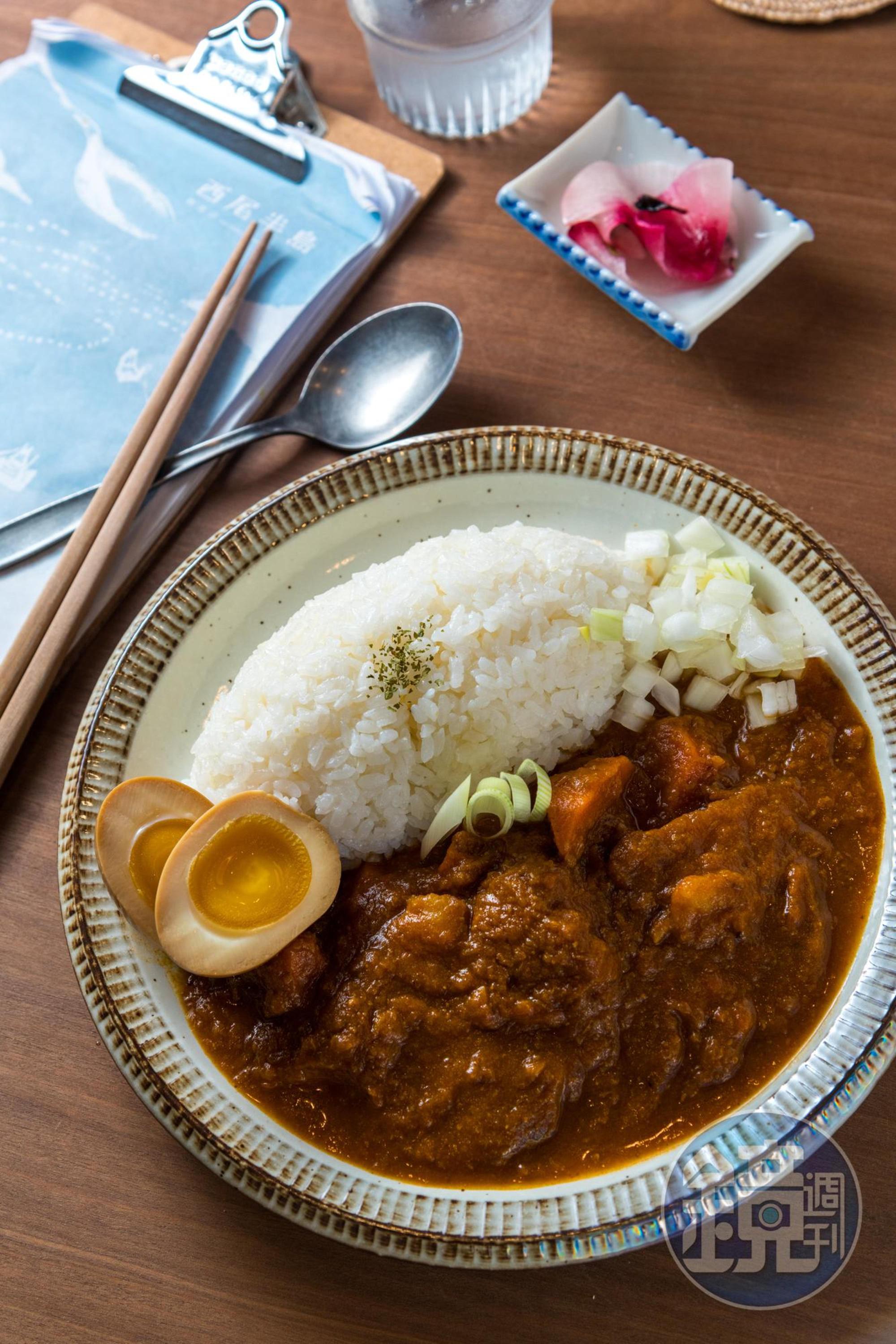 「西尾咖哩」也是店內招牌，會附上1顆老酒溏心蛋，每日推出限定口味。（200元／份）