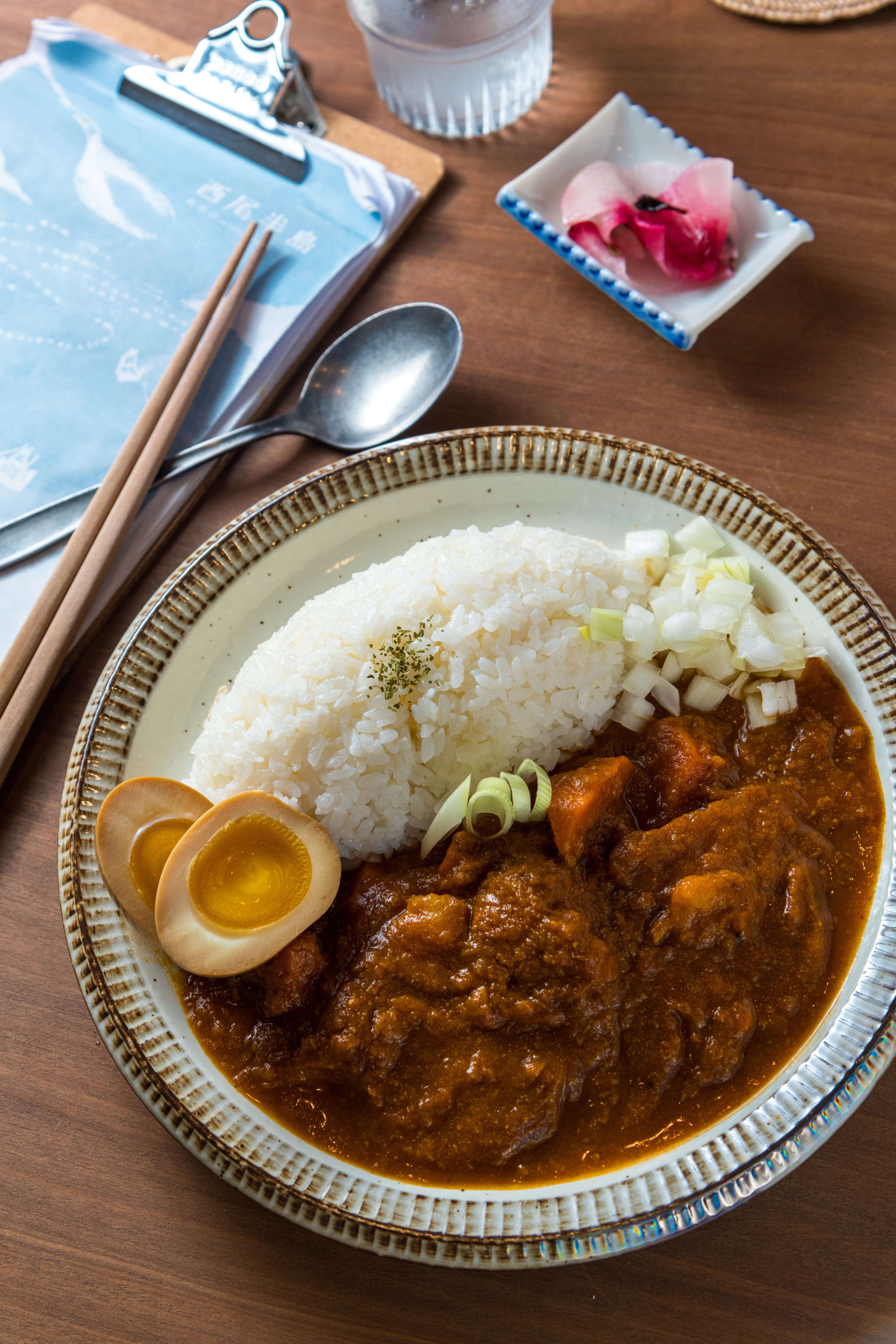 「西尾咖哩」也是店內招牌,會附上1顆老酒溏心蛋,每日推出限定口味。(200元/份)