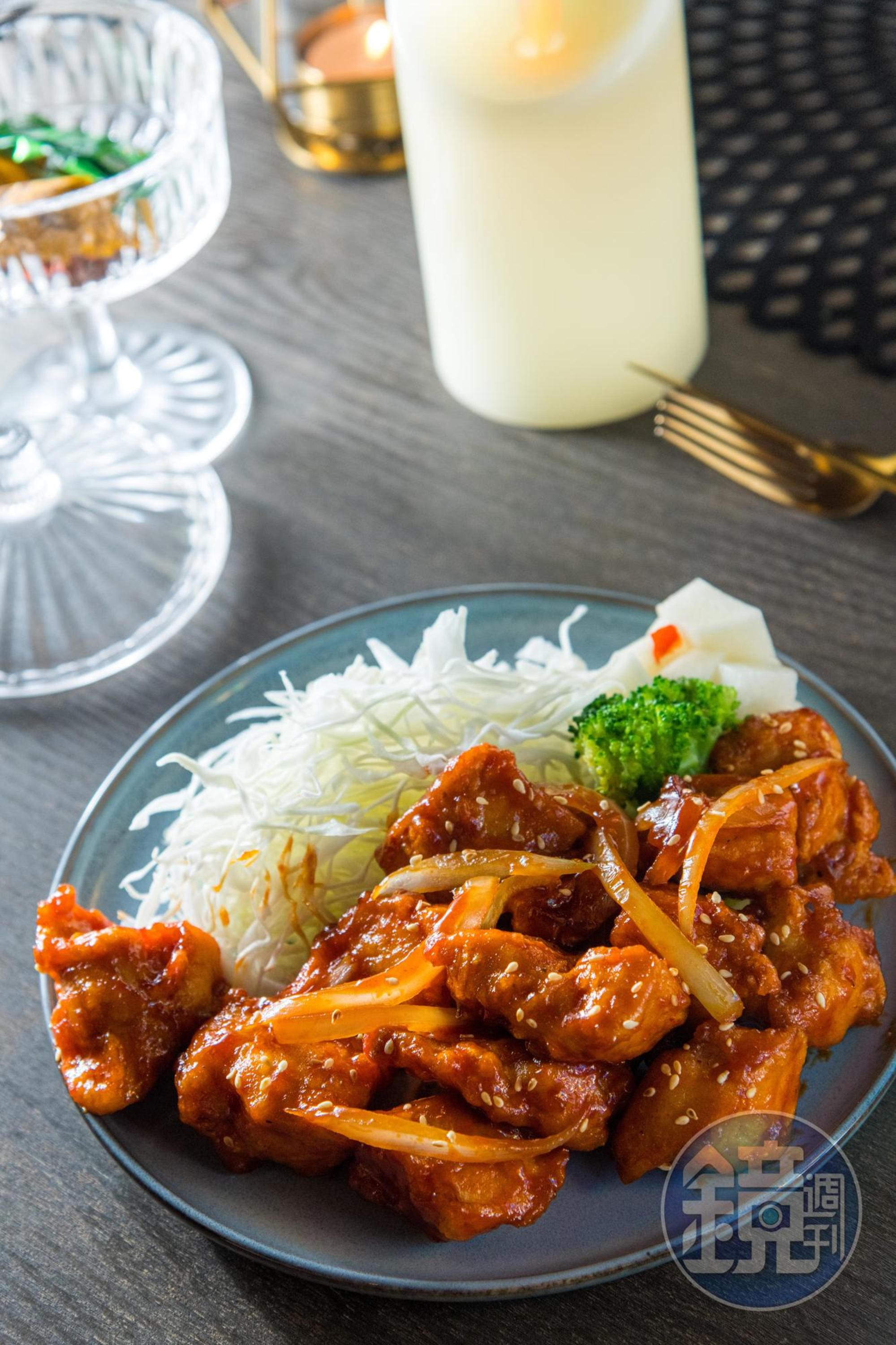 「韓式辣味雞塊」以忍冬精釀啤酒入菜,使肉質更加軟嫩。(290/份)