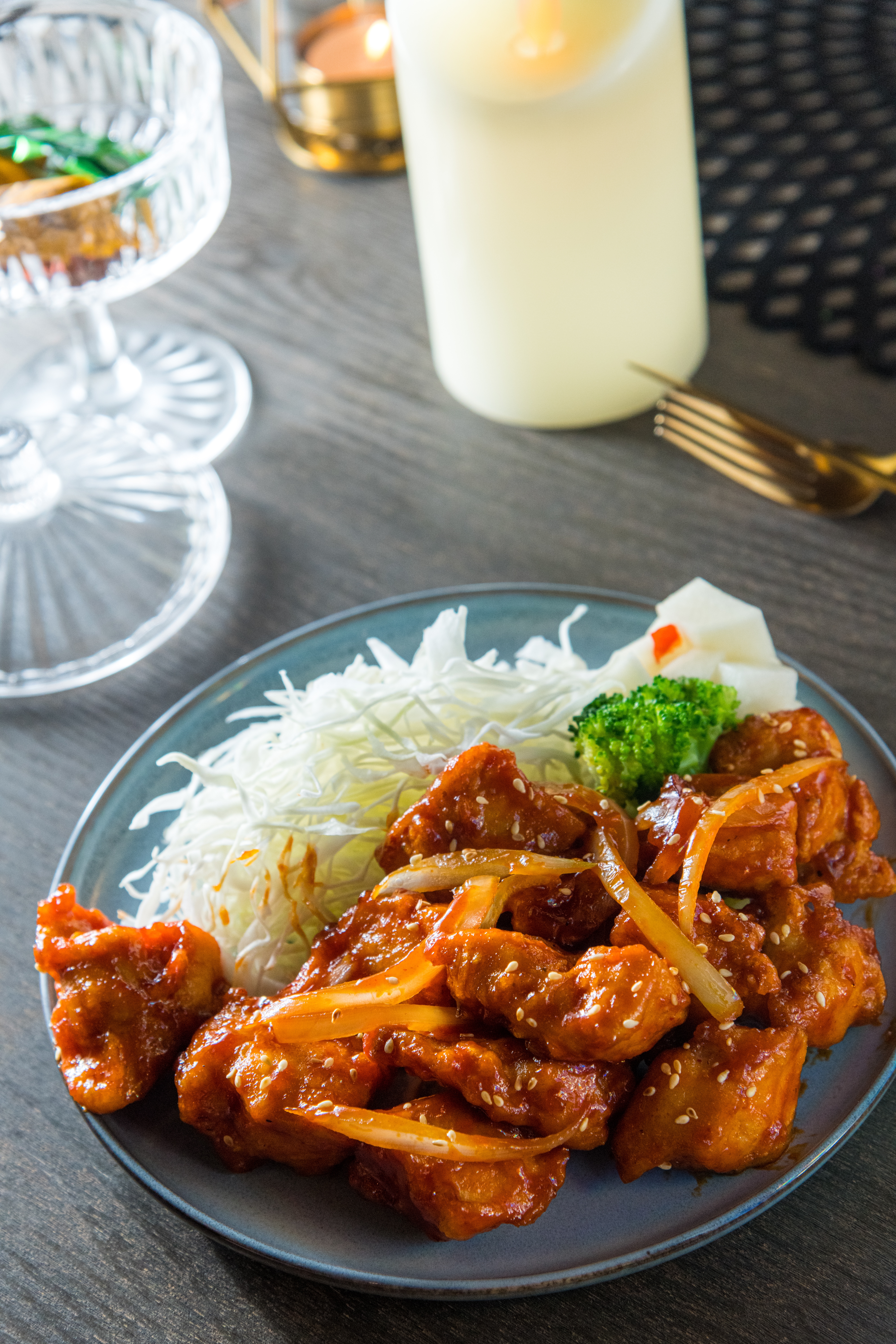 「韓式辣味雞塊」以忍冬精釀啤酒入菜，使肉質更加軟嫩。（290／份）