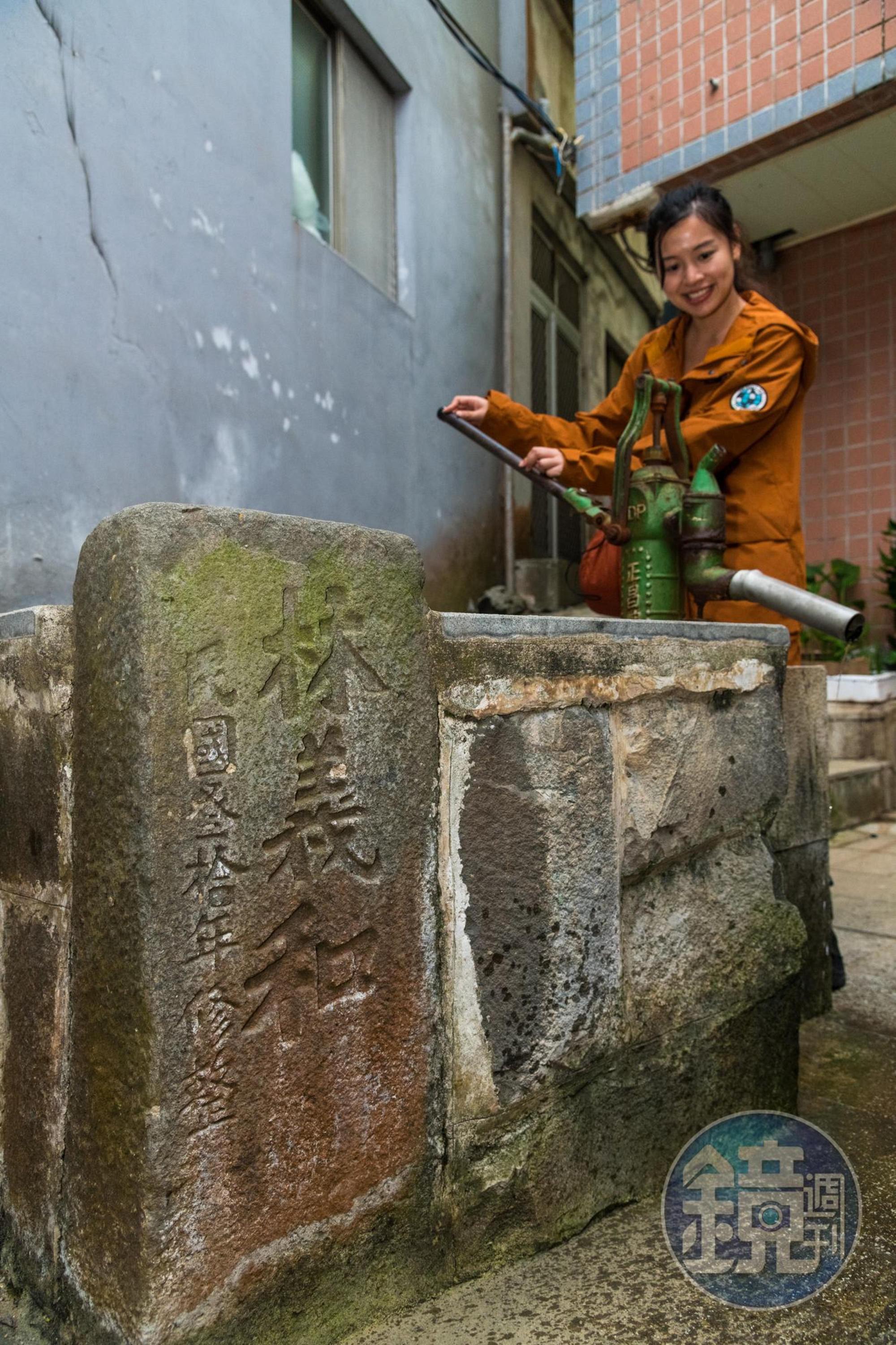 「鐵板聚落」過去為一座古老漁村,村落裡保留了當年林義和修繕的古井。