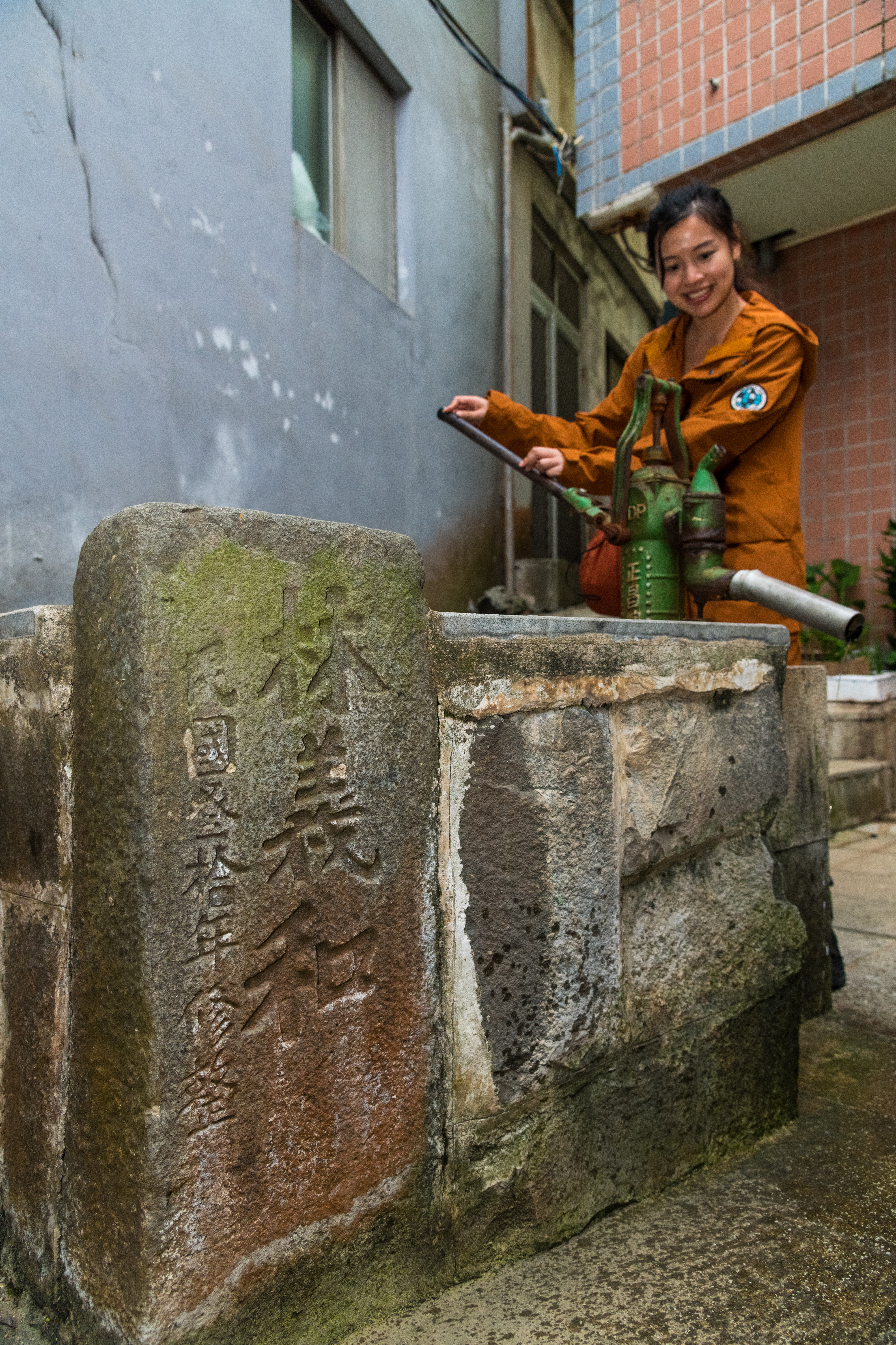 「鐵板聚落」過去為一座古老漁村，村落裡保留了當年林義和修繕的古井。