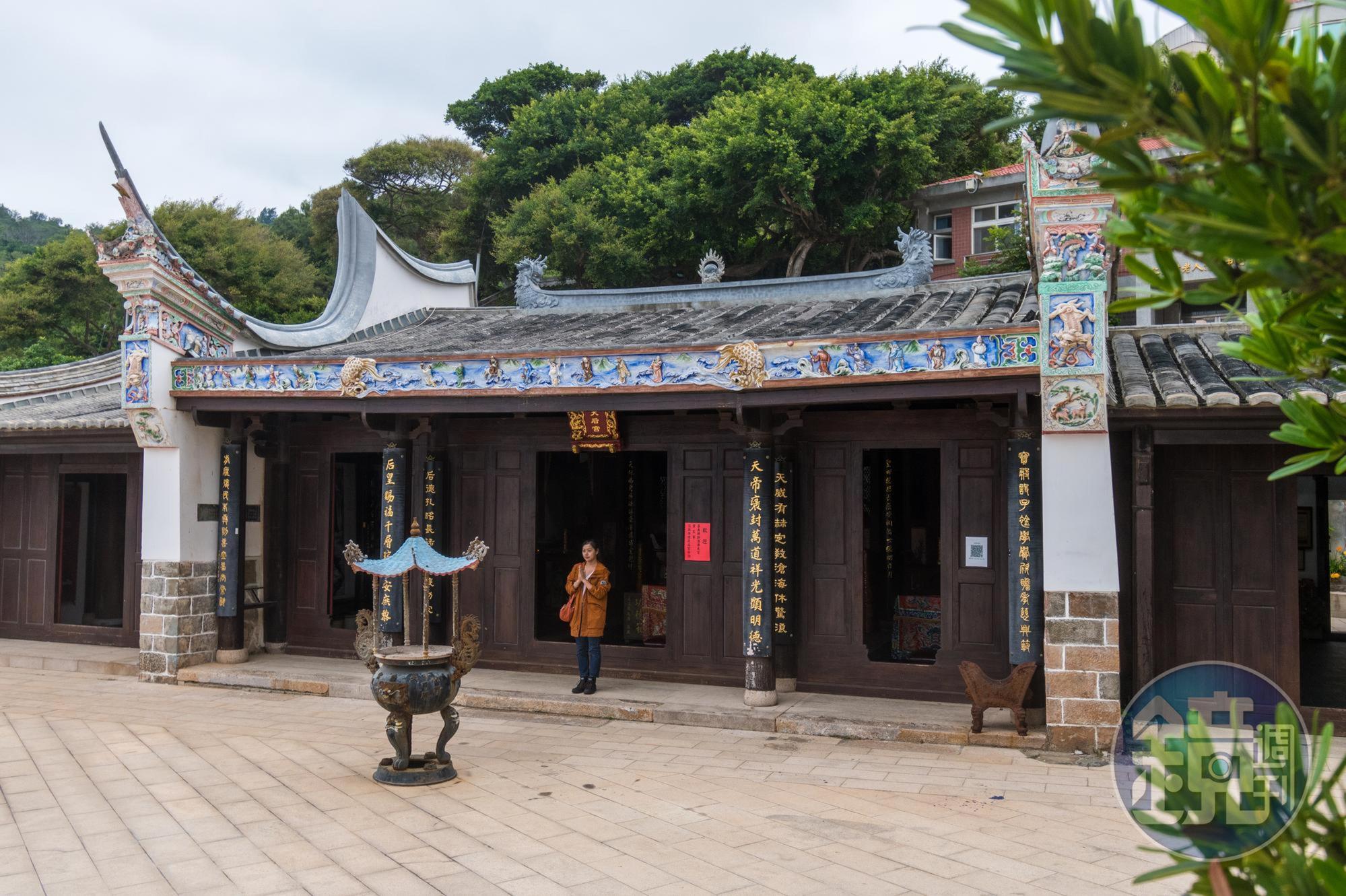 擁有百年歷史的「金板境天后宮」又名「鐵板天后宮」,供奉全台唯一少女媽祖像。