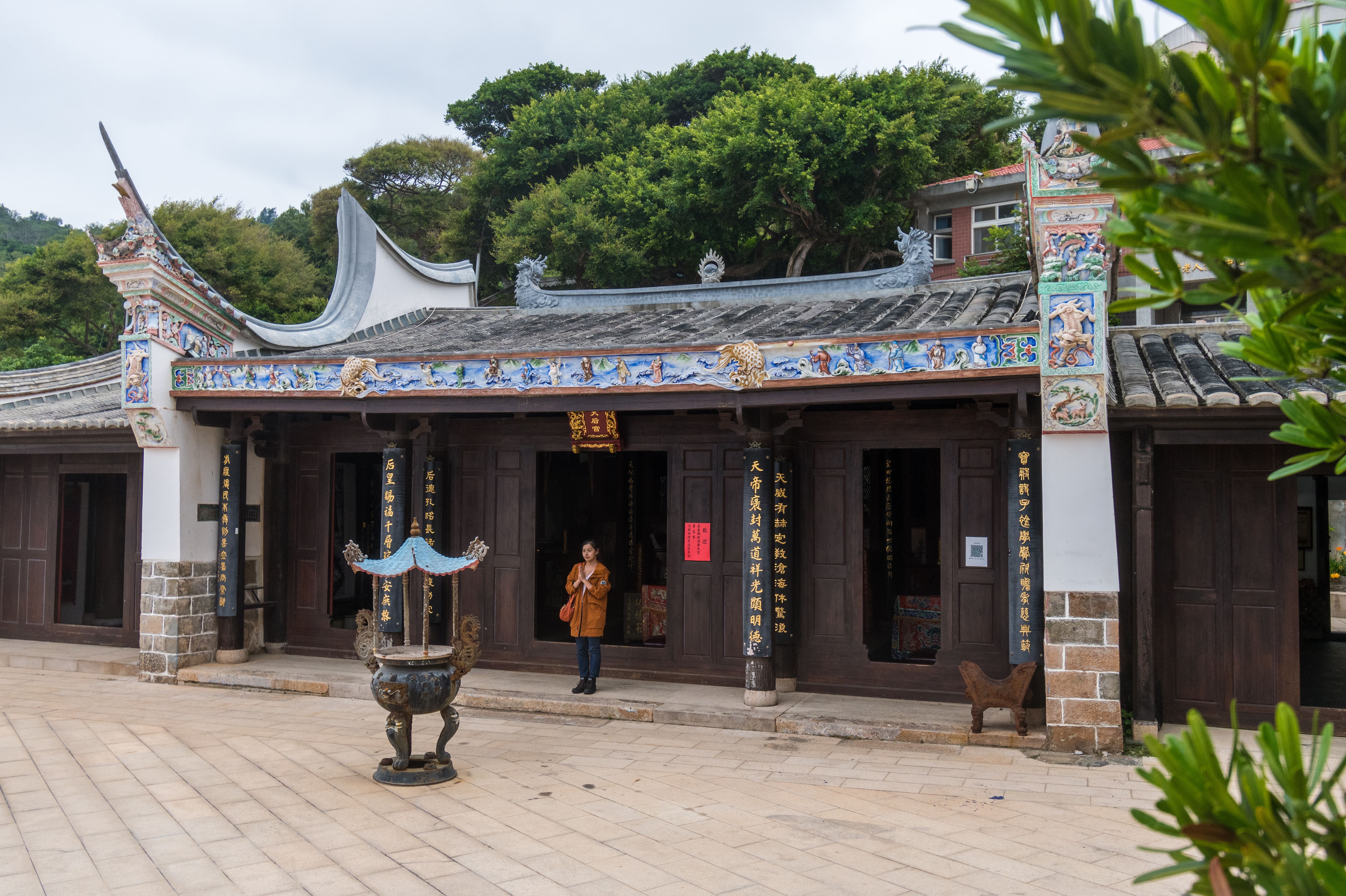 擁有百年歷史的「金板境天后宮」又名「鐵板天后宮」，供奉全台唯一少女媽祖像。