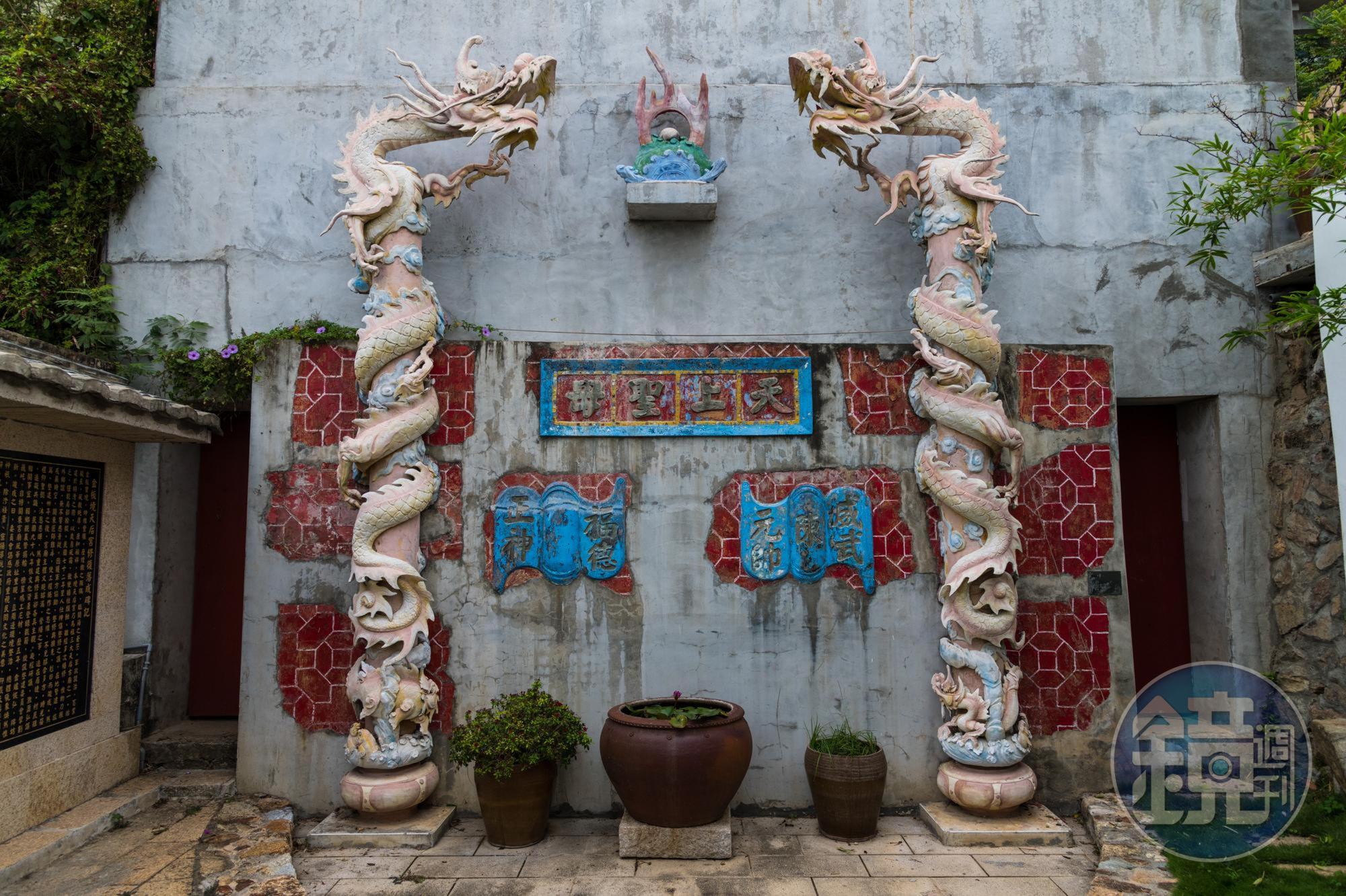 金板境天后宮為馬祖三大天后古廟之一,始於明清,保留下當年修繕的舊牆柱。