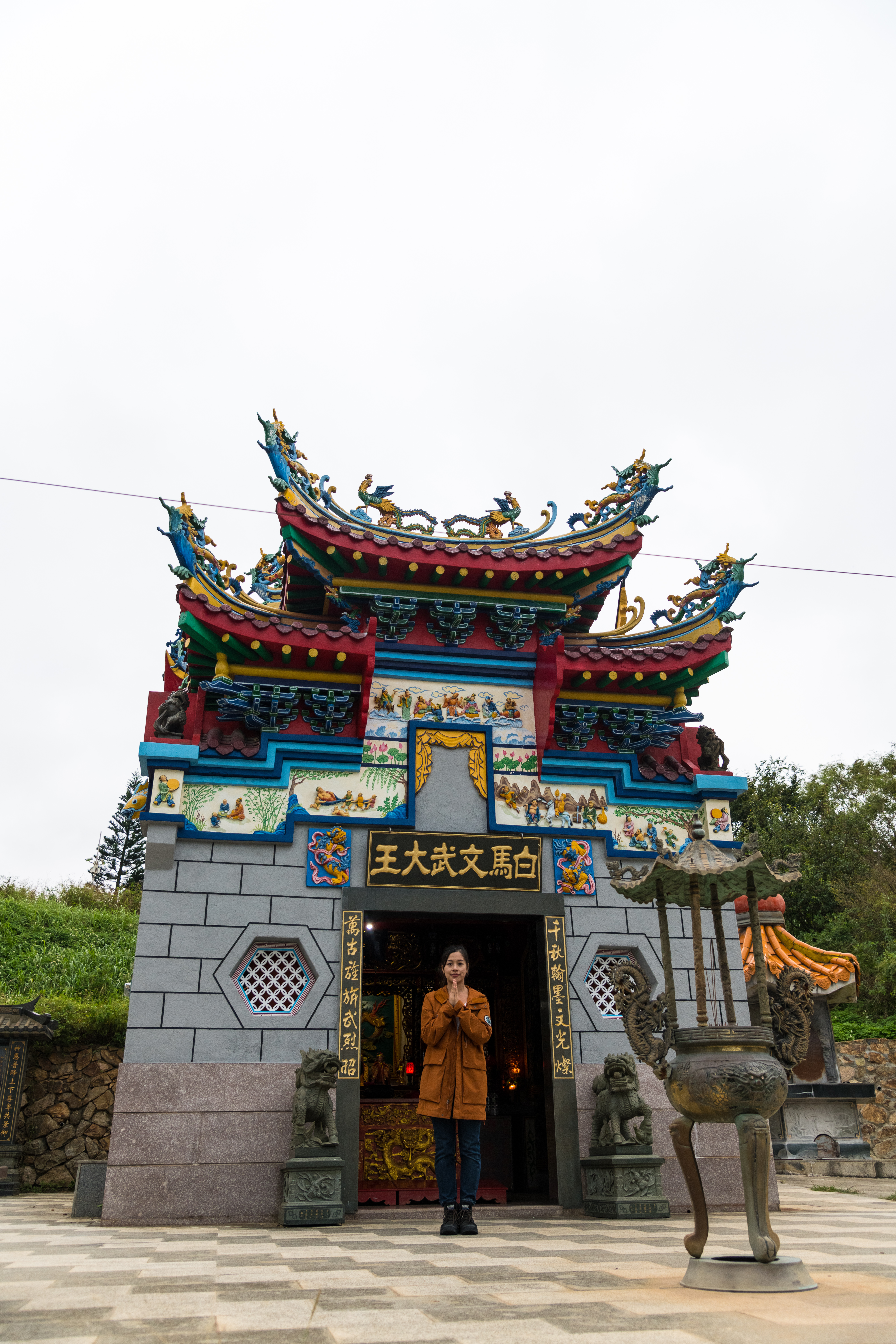 「白馬文武大王廟」採用閩東地區封火山牆建築型式興建，前方就是科蹄沃海灣。