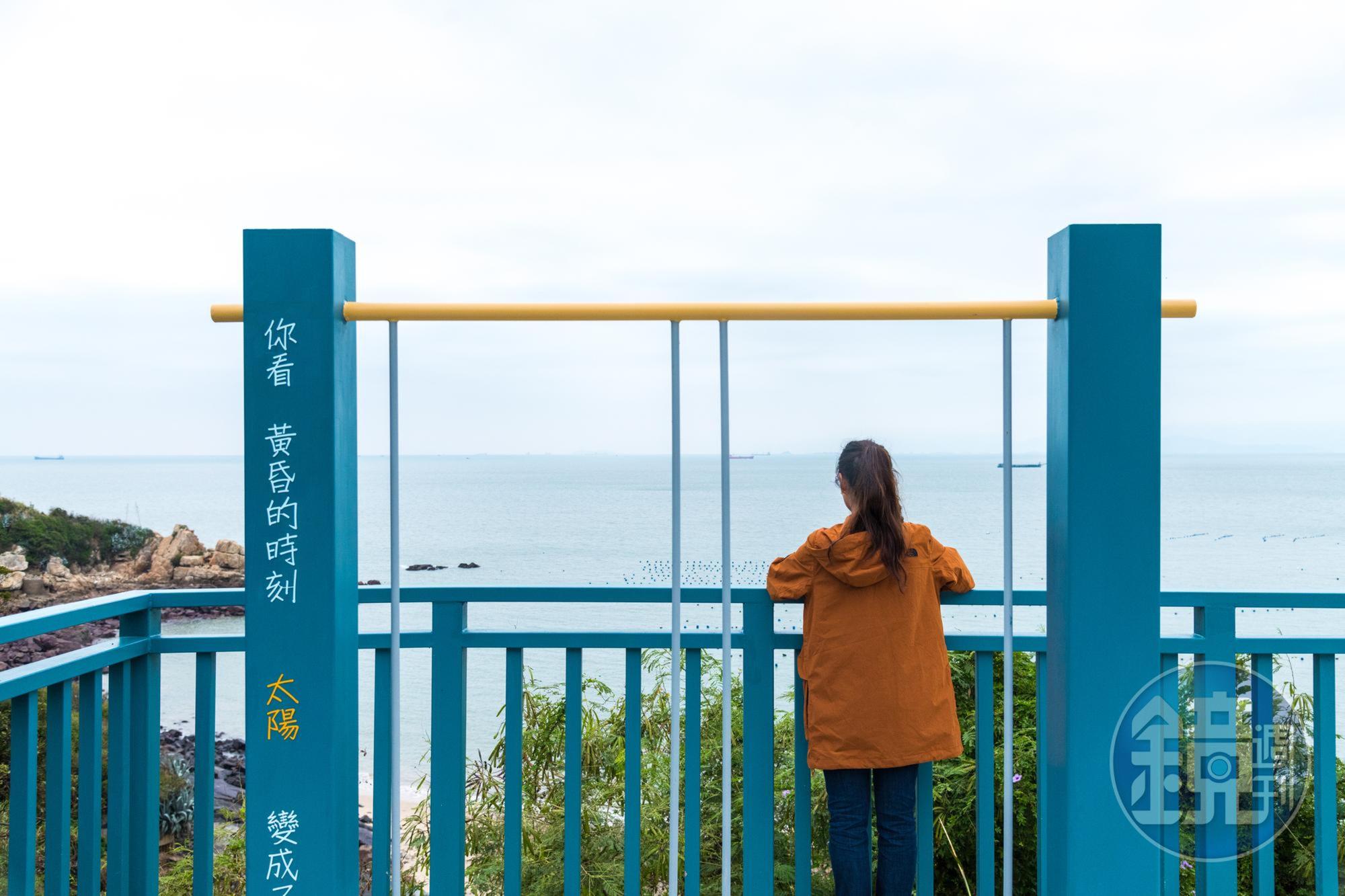廟宇前方小徑能通往景觀平台,眺望海景日落。