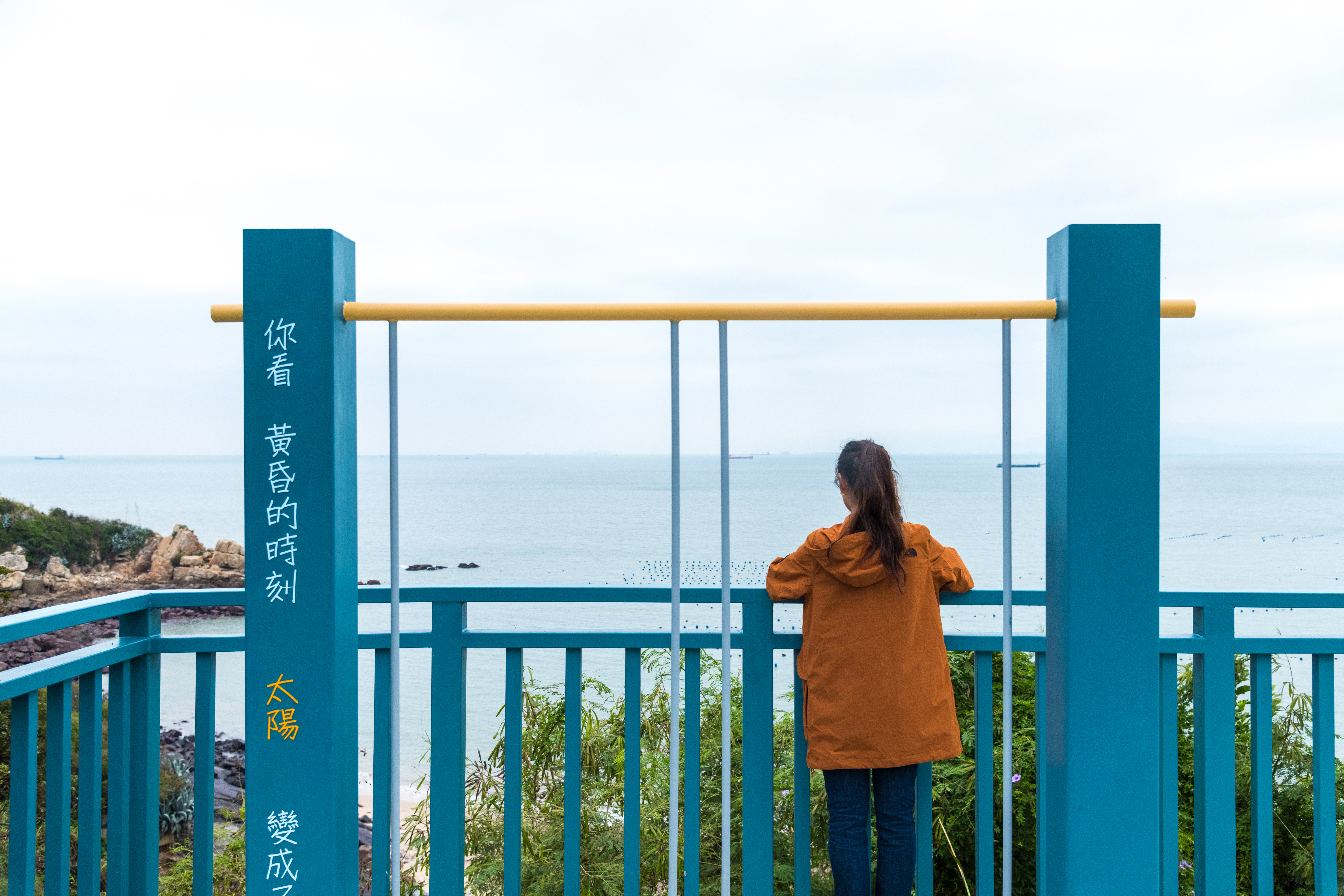 廟宇前方小徑能通往景觀平台，眺望海景日落。