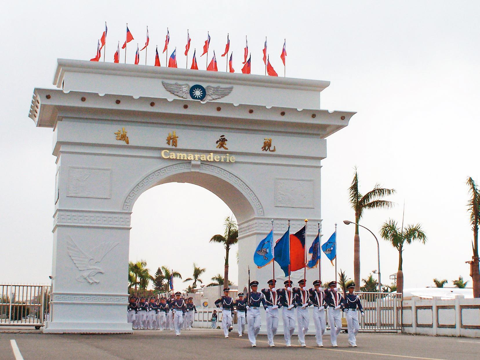 在空軍官校(圖)服役的何姓士官被控騙財騙色、偷拍性愛影片。(翻攝空軍官校官網)