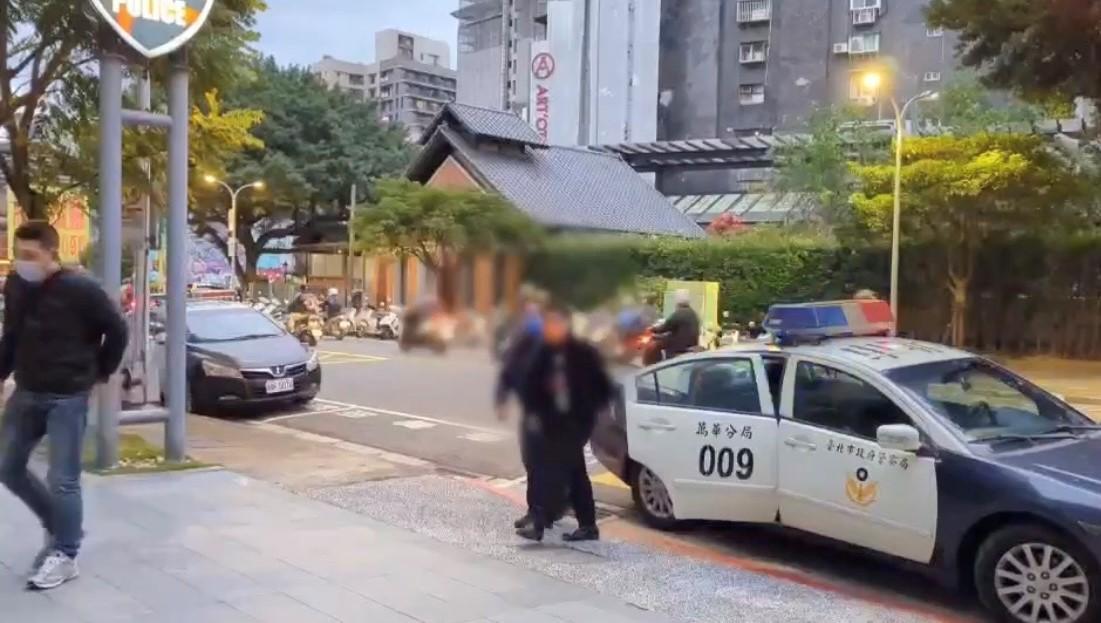 在警車尿尿的吳姓男子傍晚被警方查獲。（警方提供）