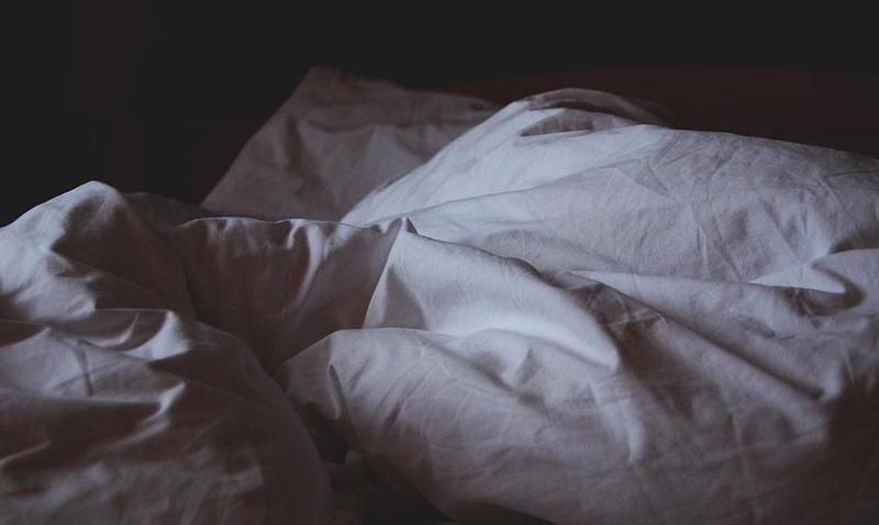 A女借宿在男同學家，並主動說「我要跟你睡」，事後卻提告性侵。（示意圖／pixabay）