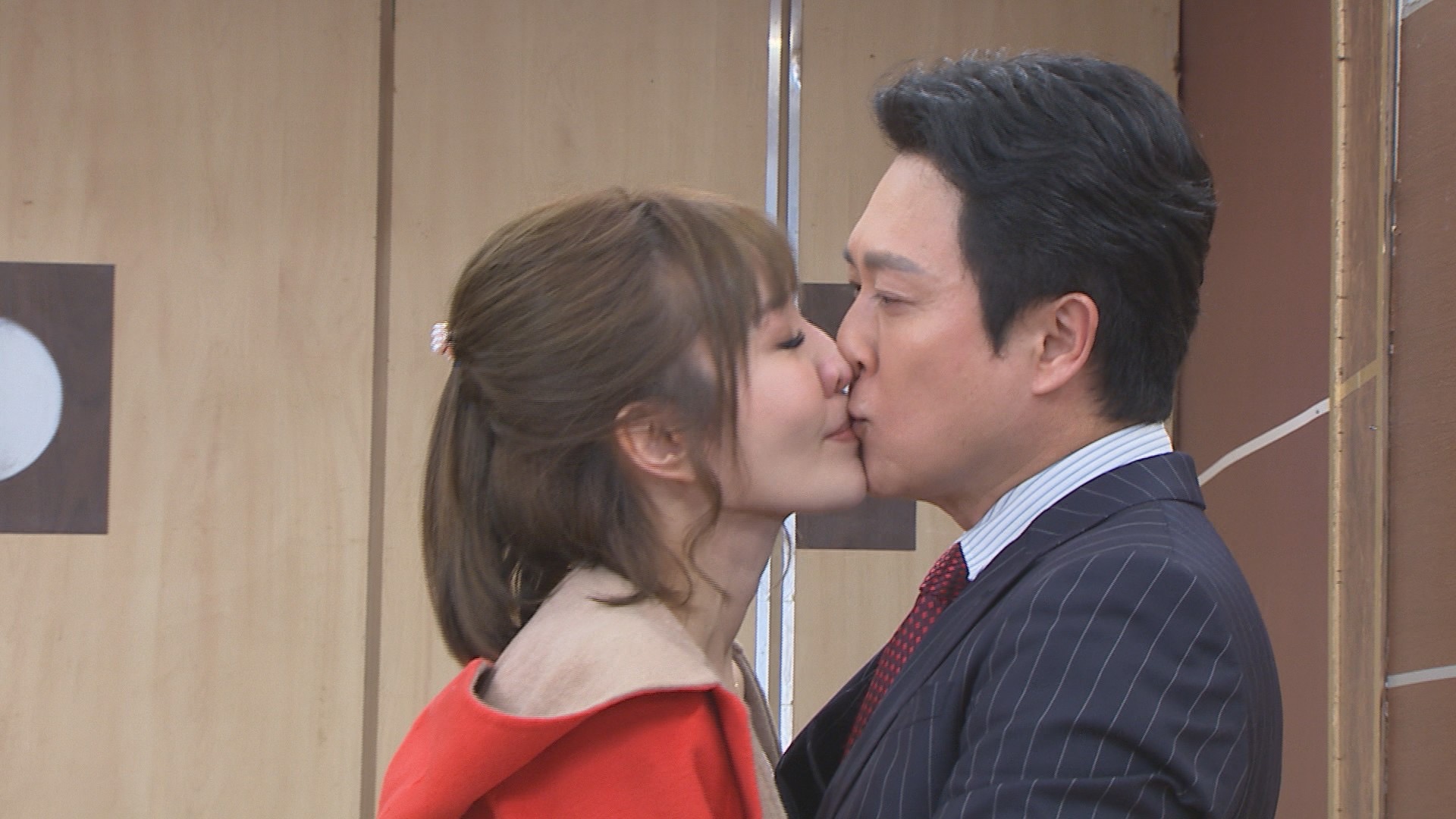 羅巧倫在劇中瘋狂跟王燦熱吻及滾床單，她覺得好害羞。（民視提供）