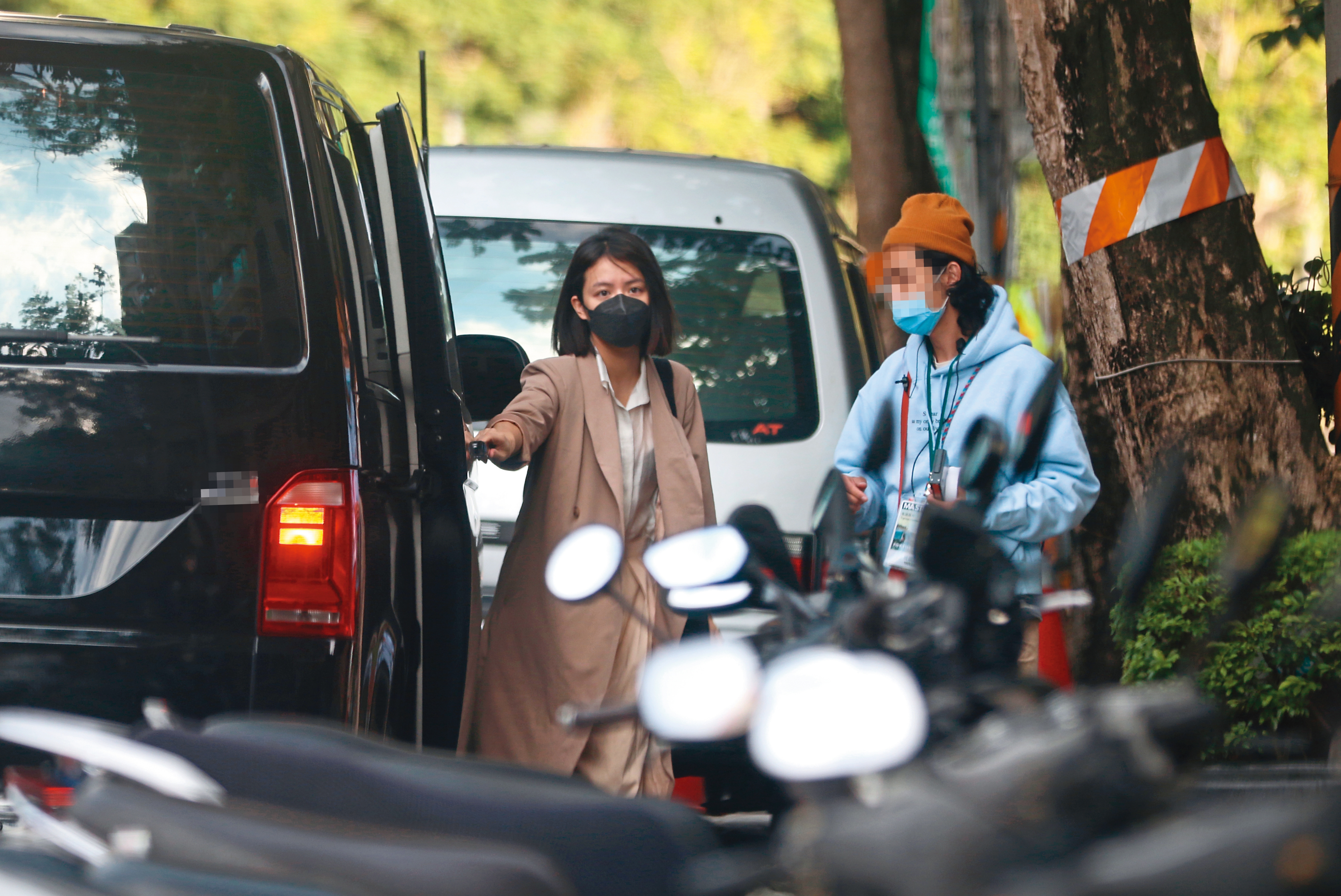 12月19日，15：33，宋芸樺近日忙於參與台法合拍的新片《為了國家》，這天她乘著保母車，來到木柵準備上工。