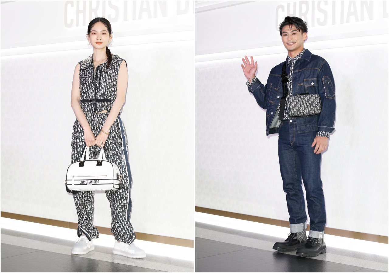 （左起）曾之喬身穿DIOR Oblique塔夫綢緹花背心NT$125,000、長褲NT$78,000、DIOR Vibe白色小牛皮提包NT$135,000、休閒鞋NT$36,000；楊勇緯的丹寧馬鞍夾克NT$50,000、牛仔褲NT$31,000、DIOR Oblique緹花襯衫NT$41,000、斜紋緹花帆布包款NT$66,000、小牛皮靴NT$48,000。