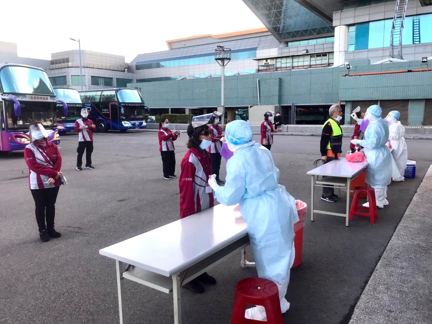 桃園機場COVID-19群聚感染擴大，鄭文燦呼籲別檢討受害者，應該謝謝所有國境第一線的勇士。（翻攝自鄭文燦臉書）