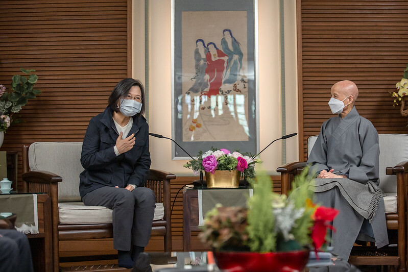 近日臉書出現名為「證嚴法師」的粉絲頁，慈濟基金會發出聲明回應，證嚴法師並未申請臉書帳號，請外界明察。圖為去年12月20日總統蔡英文拜會慈濟證嚴法師。（總統府提供）