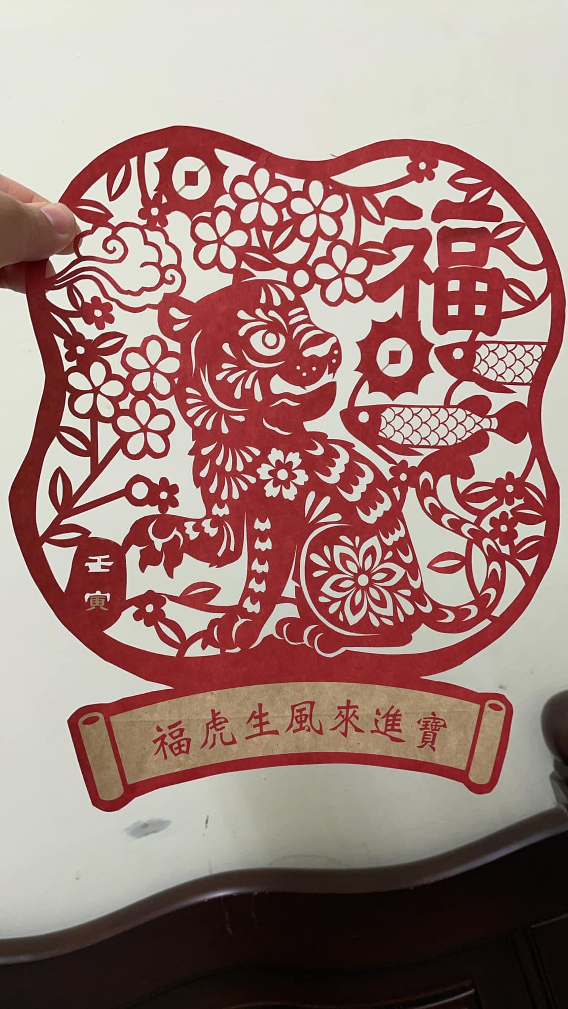 網友將超商福袋包裝上的圖案裁剪下來,用筆刀雕刻成精美的「窗花」。 (翻攝自臉書社團「7-11全家 各超商新品資訊共享)
