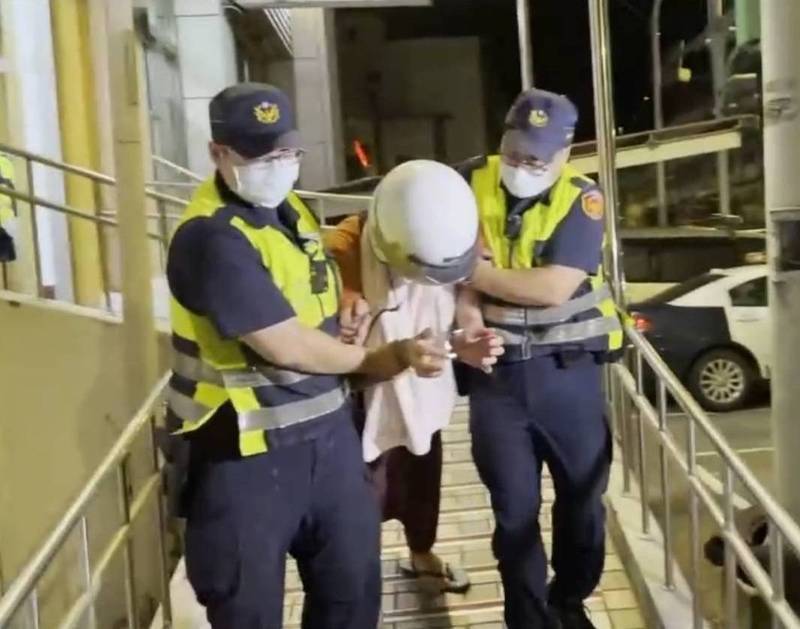 新北市陳姓男子去年8月離婚後求復合遭拒，持刀揮砍前妻61刀。（翻攝畫面）