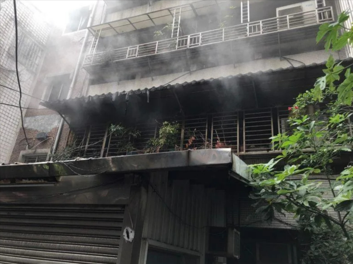 今（8日）上午10時許，新北市淡水區清水街34巷附近一棟公寓2樓發生火警。（翻攝畫面）