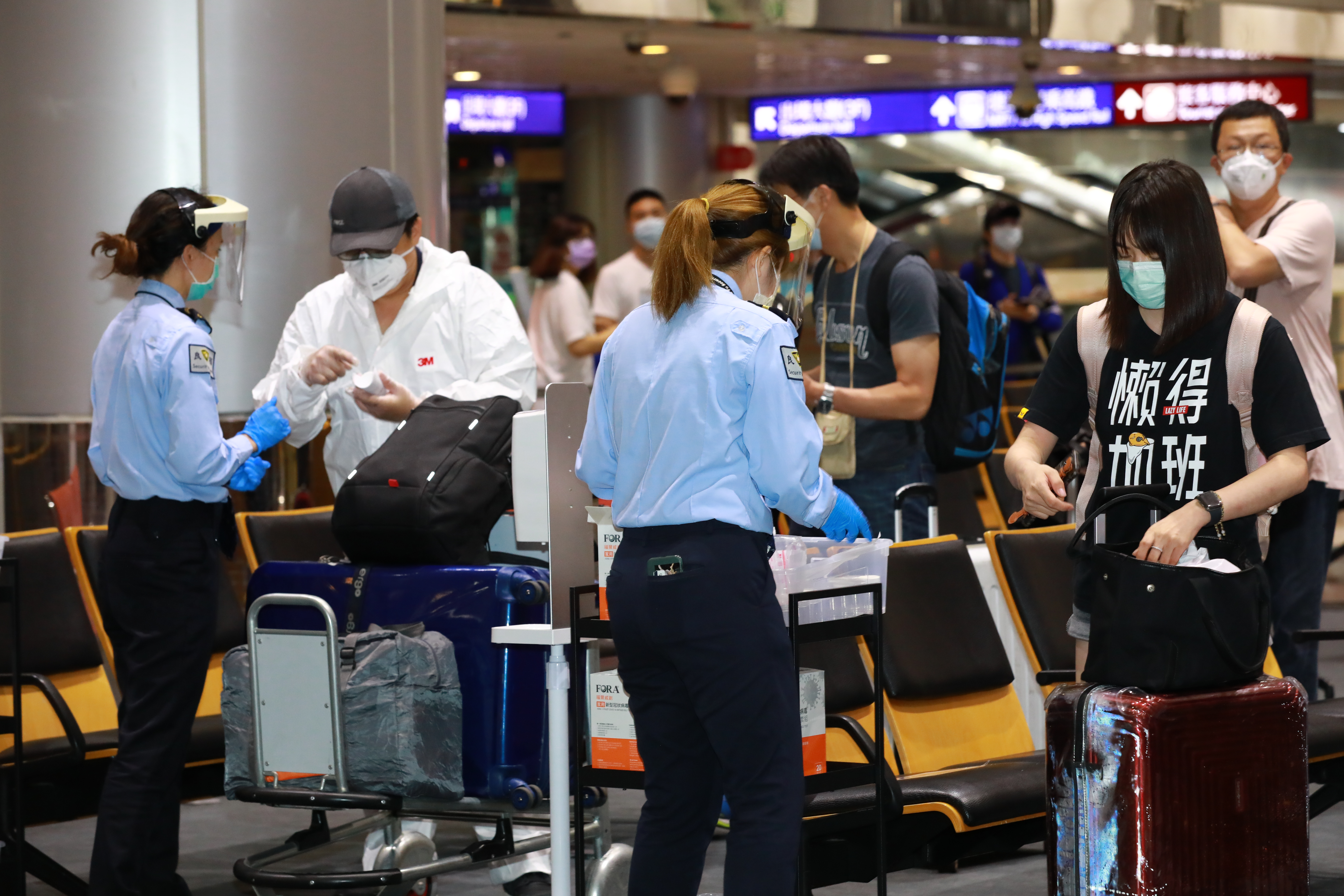 桃機群聚案目前已累積至14人，並且還有2名機場「推車人員」早上被快篩出陽性。（示意圖，圖中人物非本事件相關人士；本刊資料照）