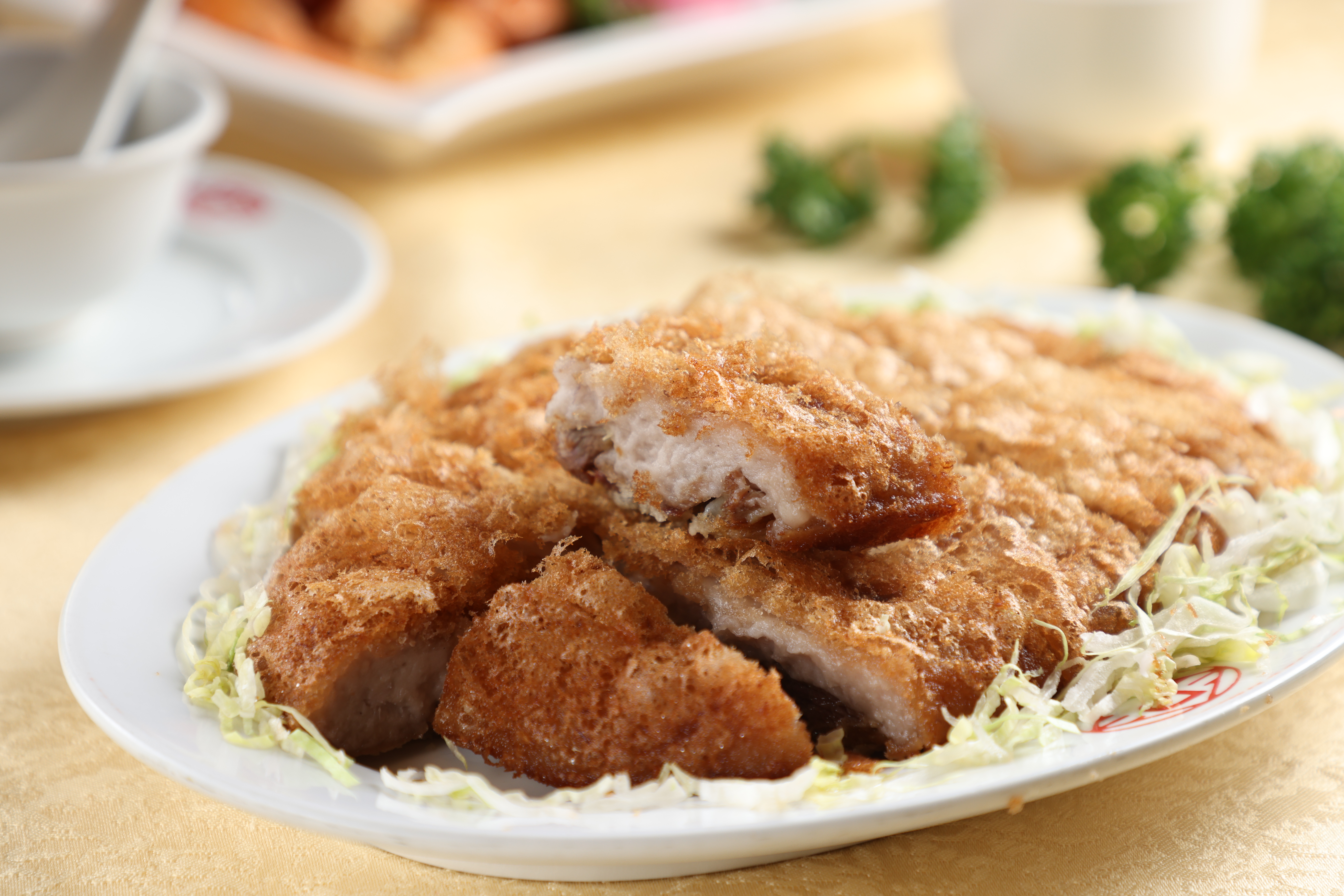 一口咬下可同時吃到鴨肉、鴨皮、芋泥的「芋泥酥鴨」，芋泥沒有過多調味，鹹味全在鴨肉，是「彭家園」人氣不墜的紅牌。（400元／份）