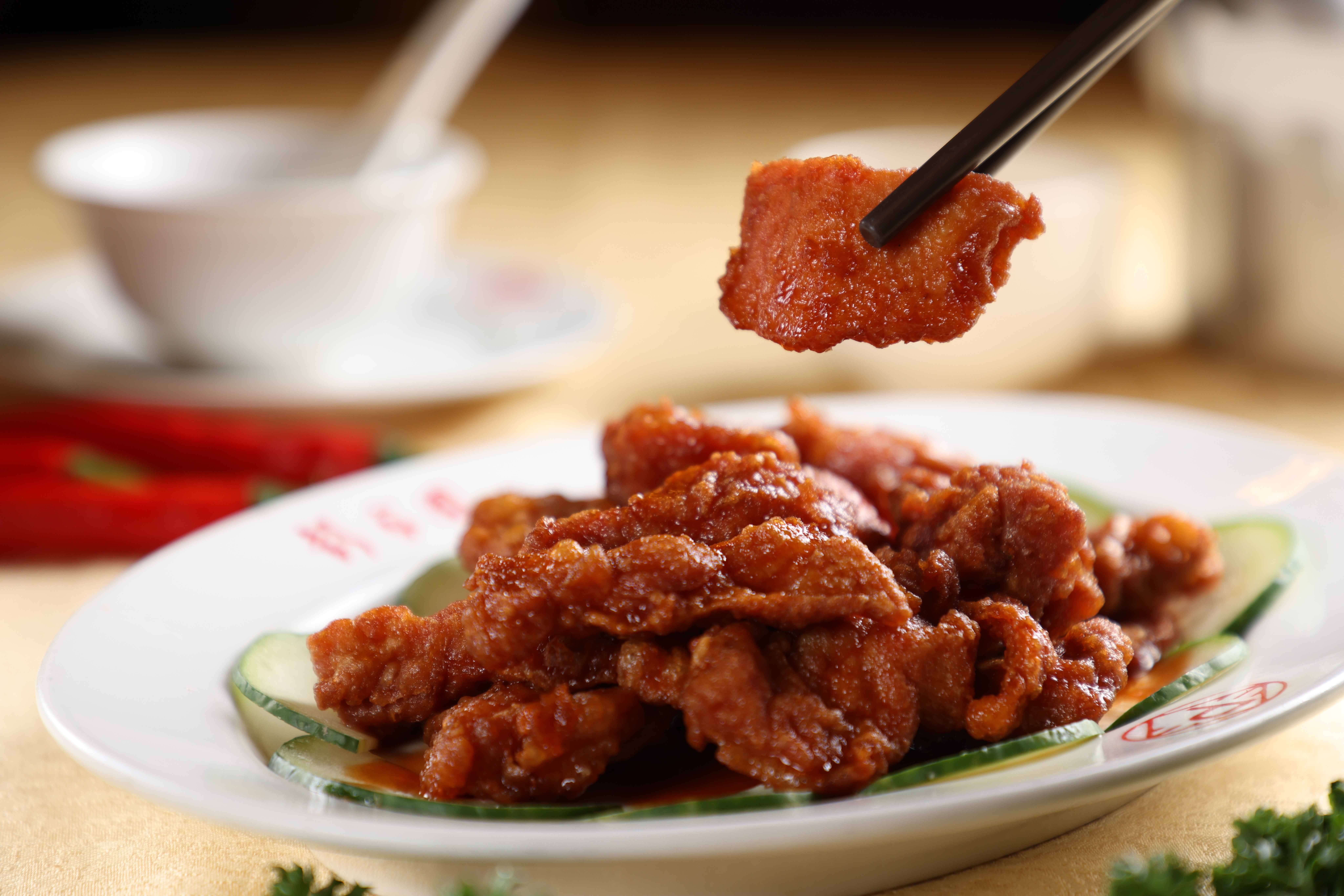 略帶甜味的「京都排骨」，骨邊肉最好吃。（500元／份）