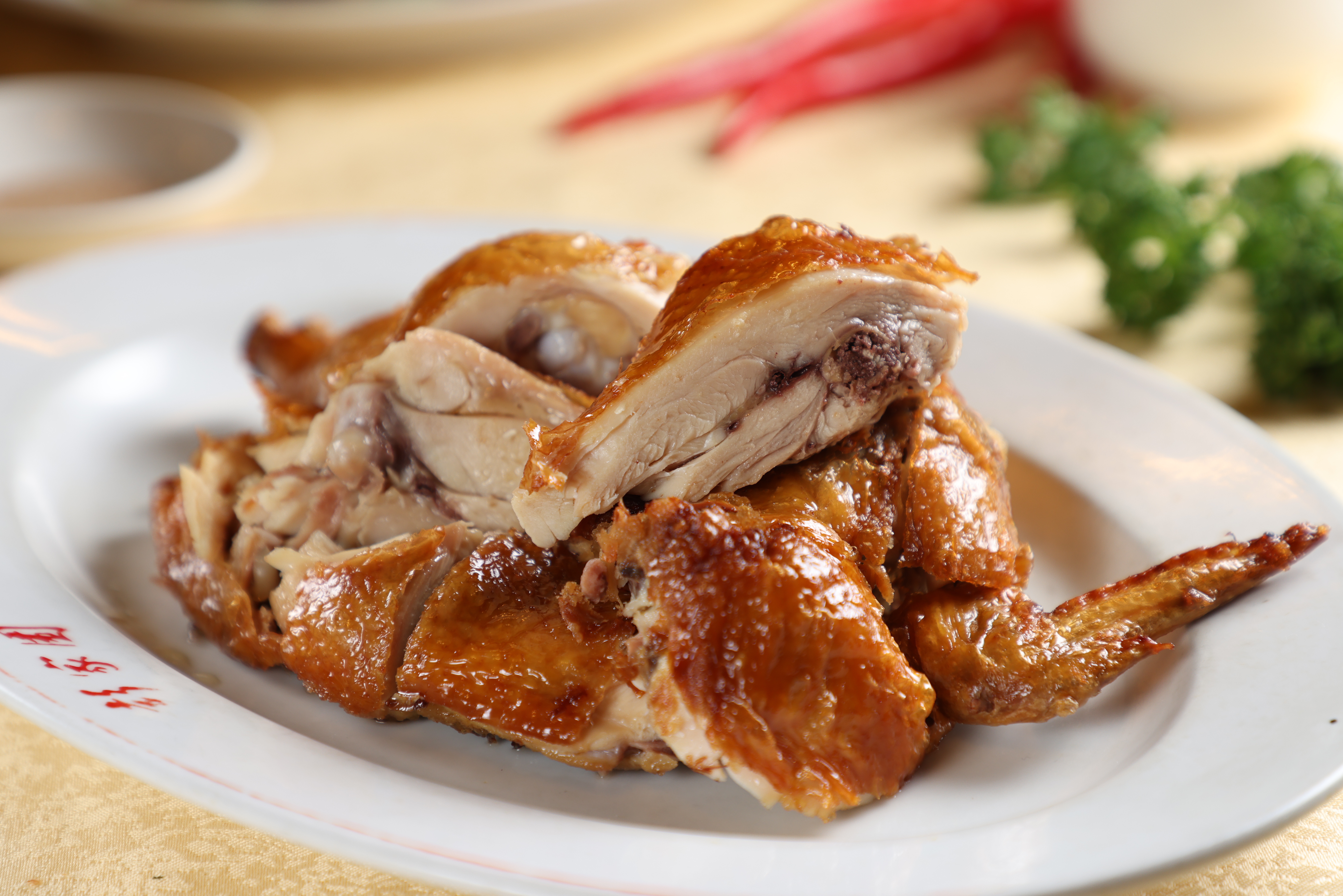 廣東人稱之為當紅炸子雞的「脆皮酥雞」，很適合外帶當年菜。（350元／半隻）