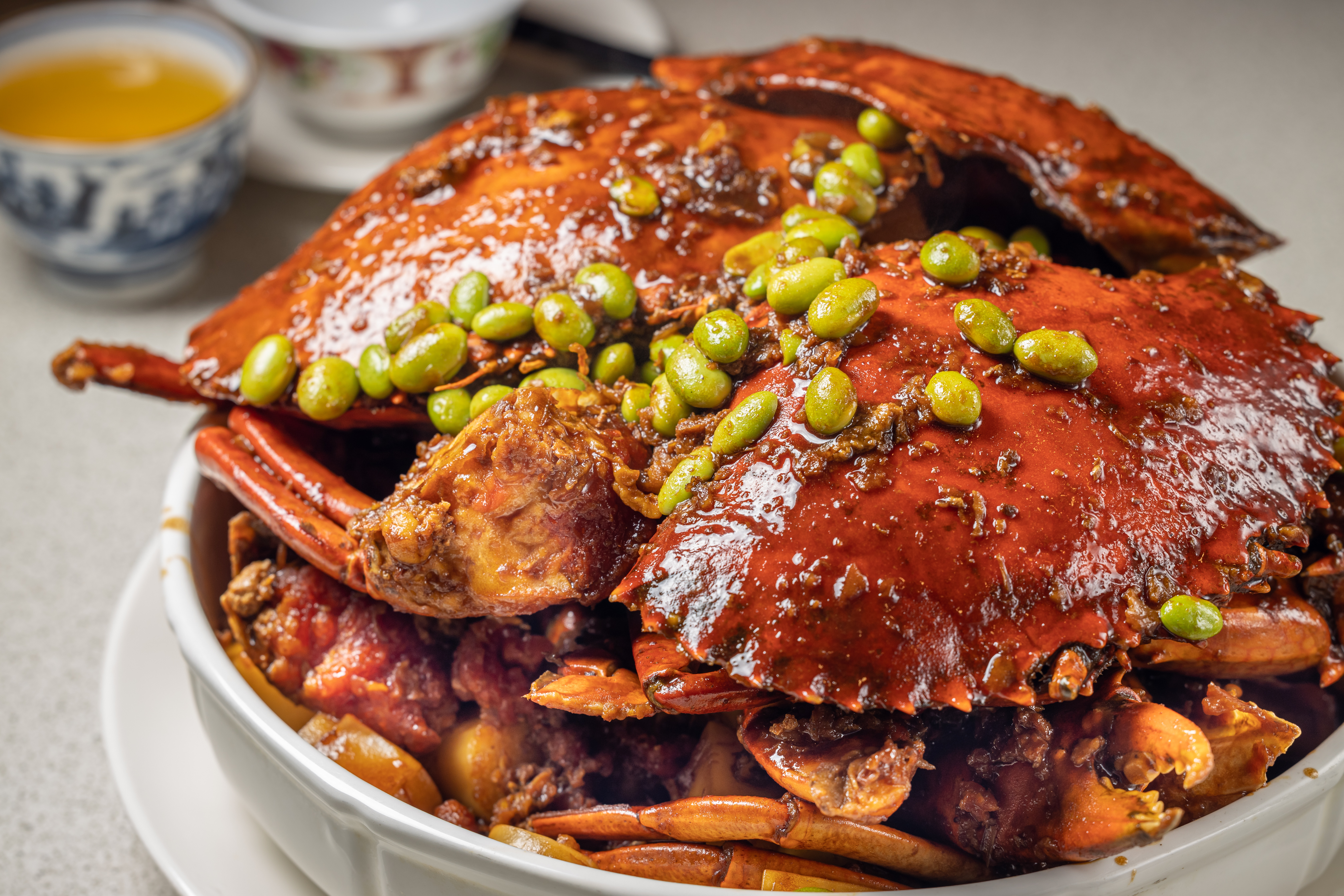 用上兩隻青蟹的「醬爆蟹年糕」，最精彩的是藏在最底下的年糕。（15,000元桌菜菜色）