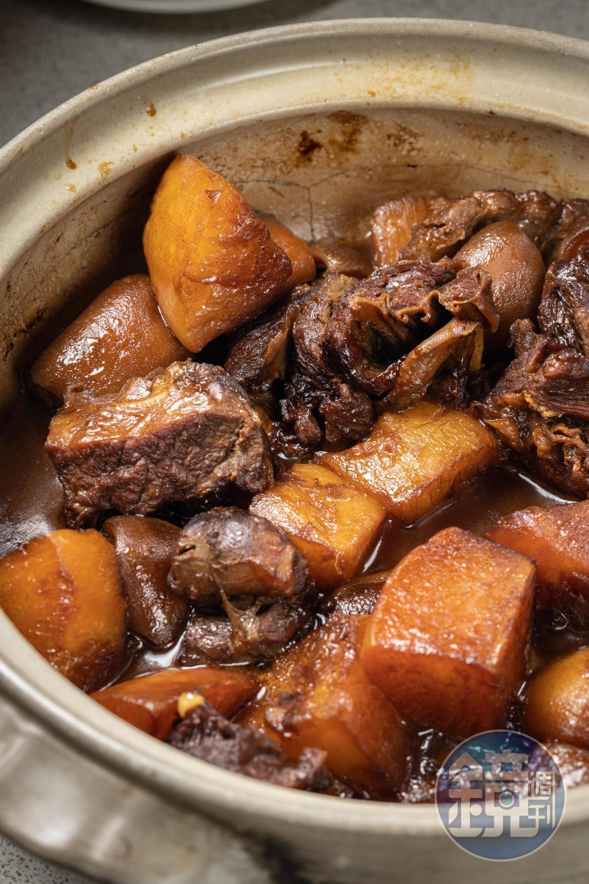 放入大塊蘿蔔一起燉煮的「紅燜羊肉」，據說是魯菜經典，食肉者最愛。（15,000元桌菜菜色）