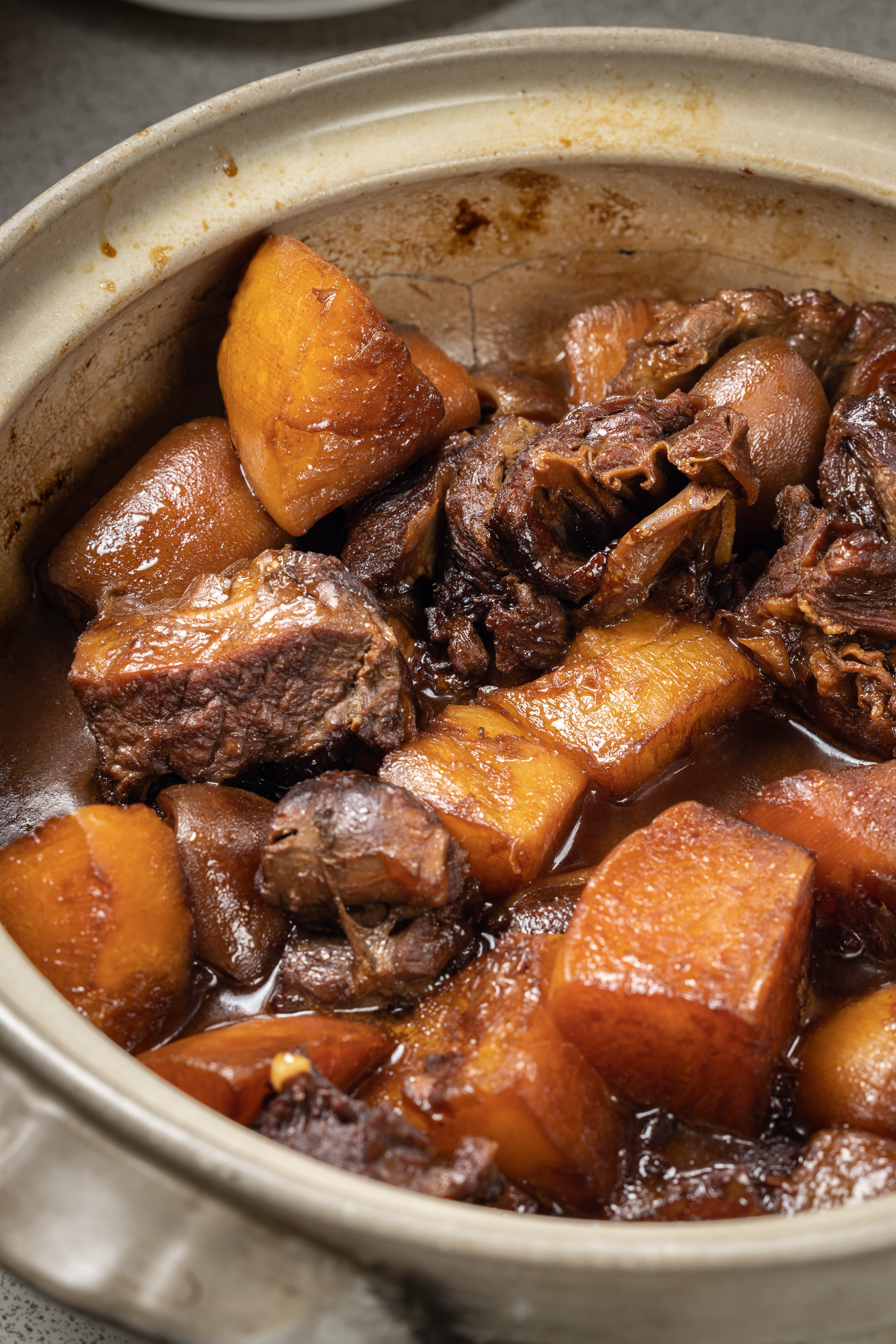放入大塊蘿蔔一起燉煮的「紅燜羊肉」，據說是魯菜經典，食肉者最愛。（15,000元桌菜菜色）