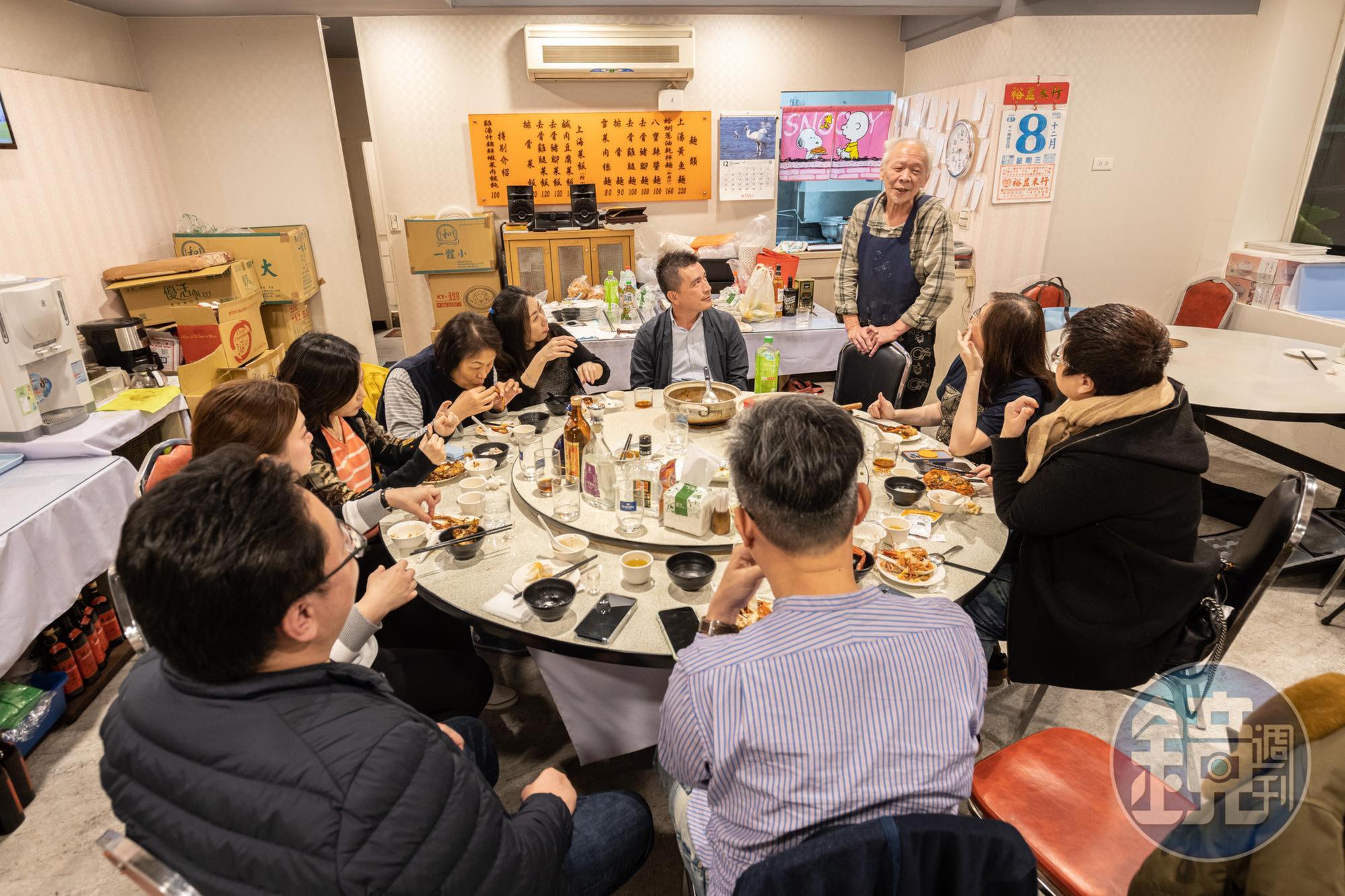 用餐空間最多僅容兩桌，周老闆做菜告一段落會出來與大家閒聊。