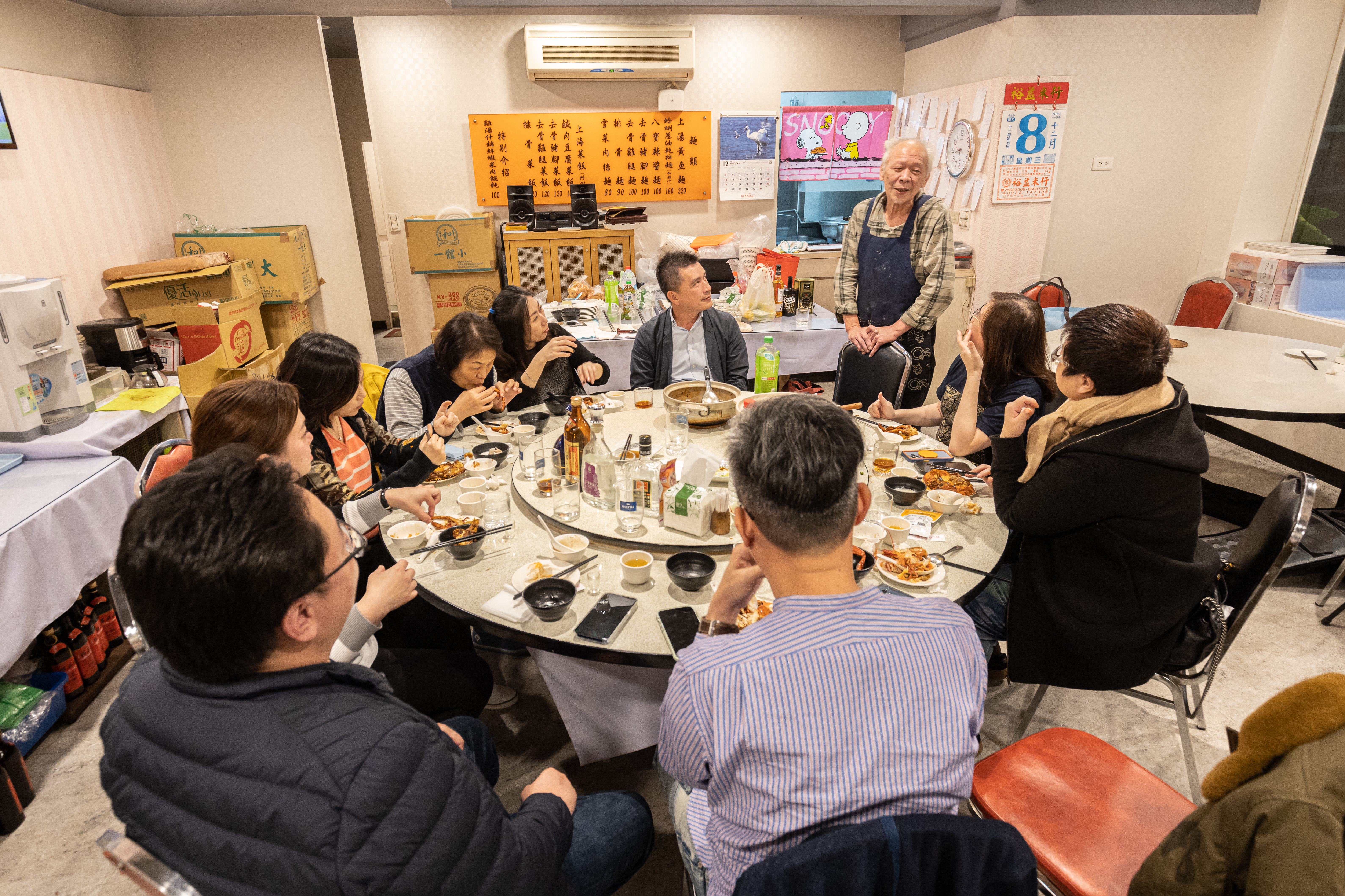 用餐空間最多僅容兩桌，周老闆做菜告一段落會出來與大家閒聊。
