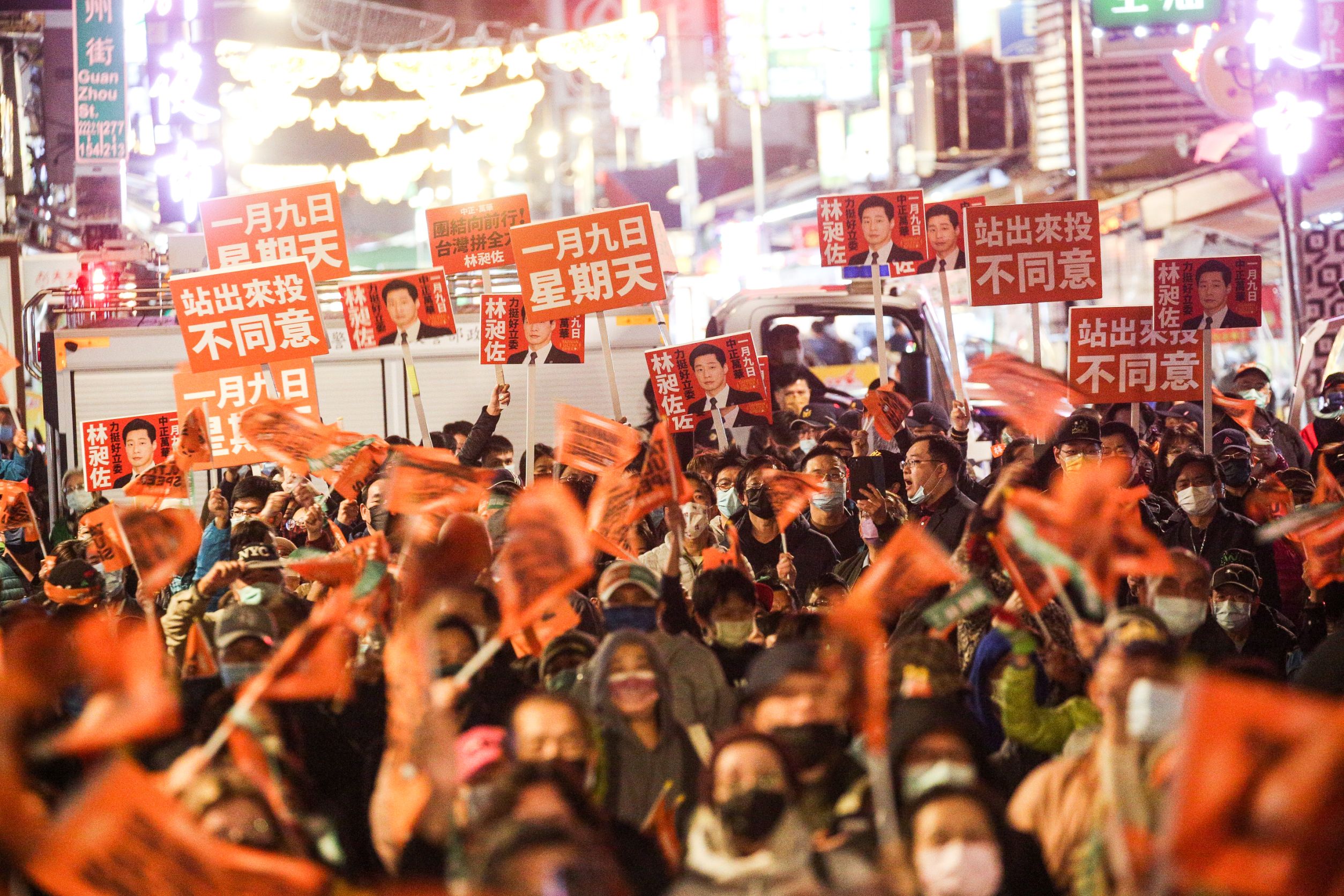 林昶佐的罷免案投票將於明（9）日登場，今晚舉辦的造勢活動熱鬧非凡。