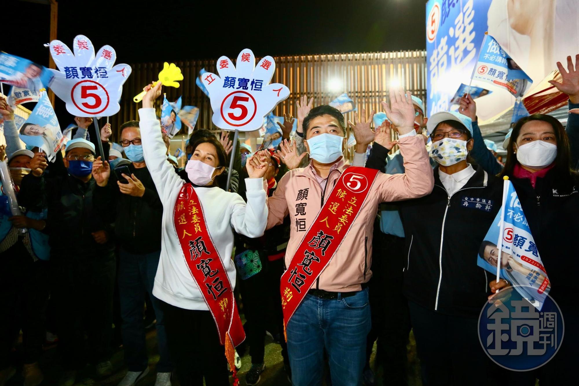 顏寬恒（右）今在立委高金素梅（左）的陪同上，從競選總部前往造勢活動現場。