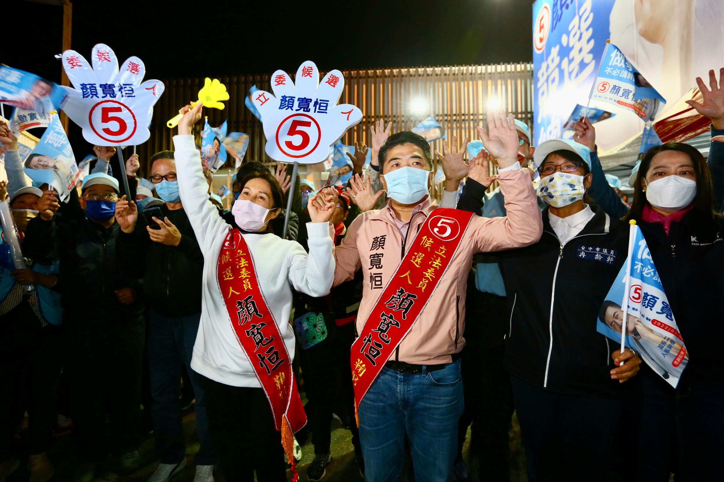 顏寬恒（右）今在立委高金素梅（左）的陪同上，從競選總部前往造勢活動現場。