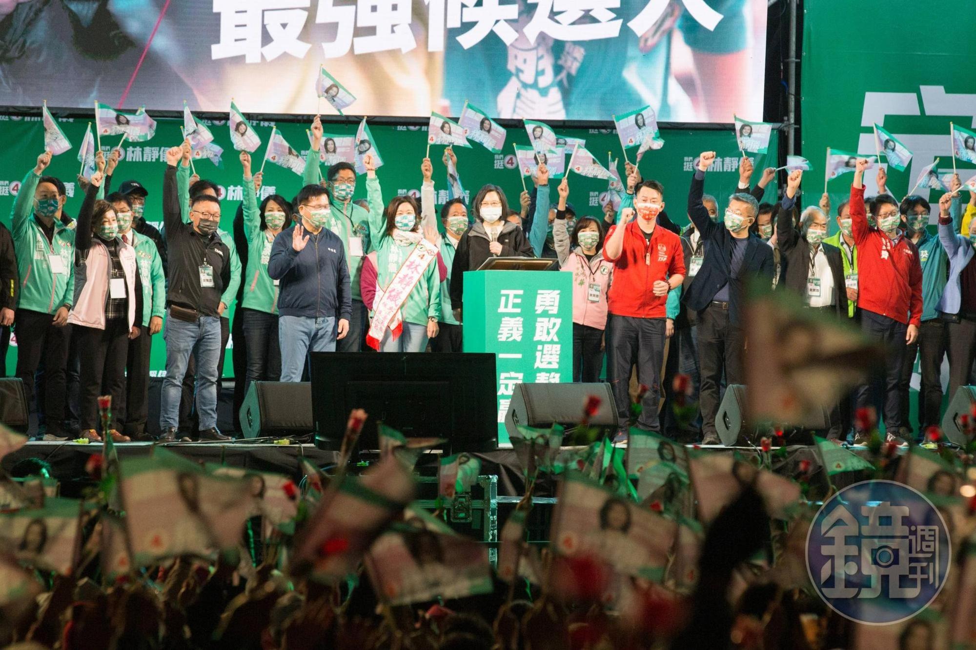 總統蔡英文晚間準時現身林靜儀的造勢活動現場，替林站台。