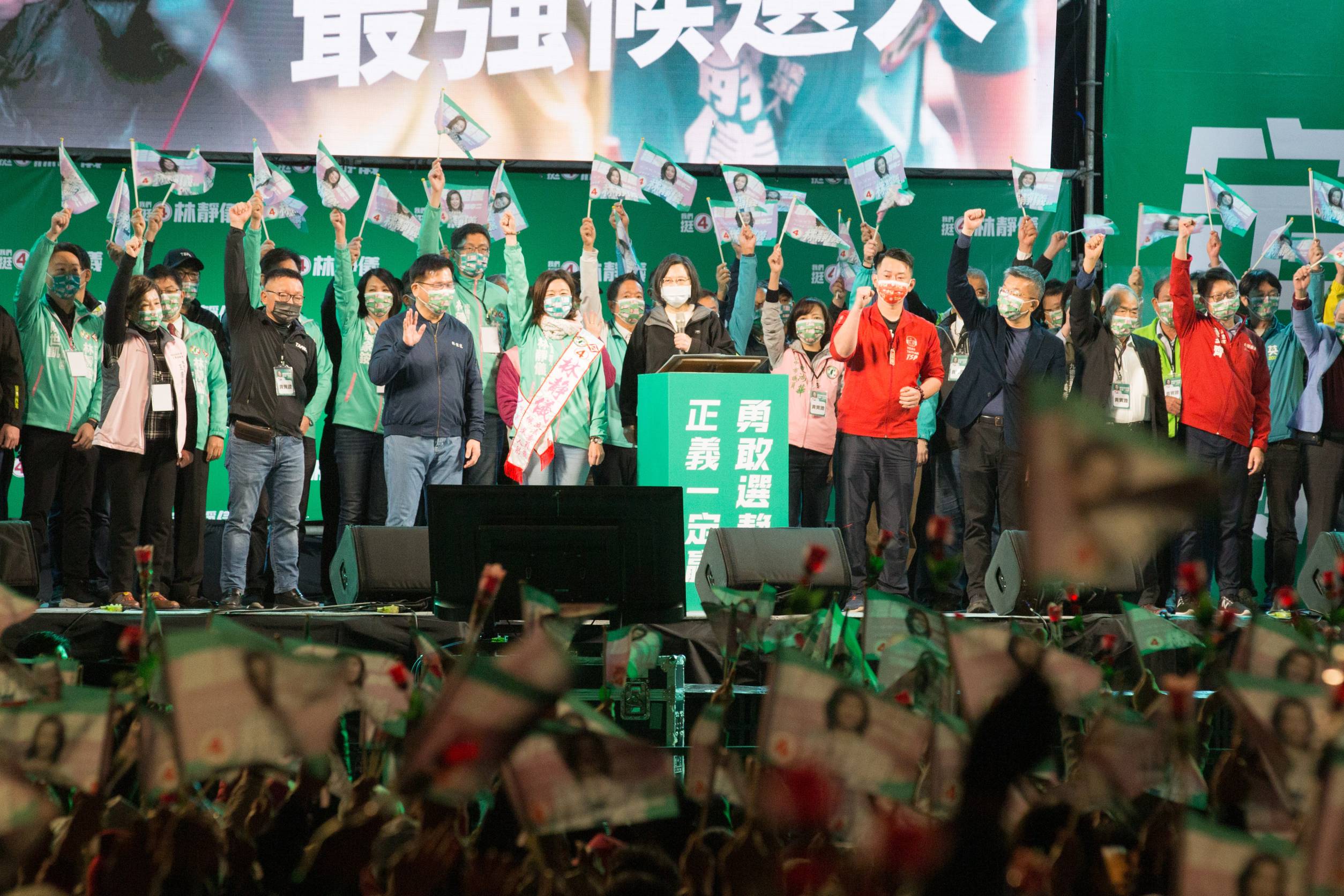 總統蔡英文晚間準時現身林靜儀的造勢活動現場，替林站台。