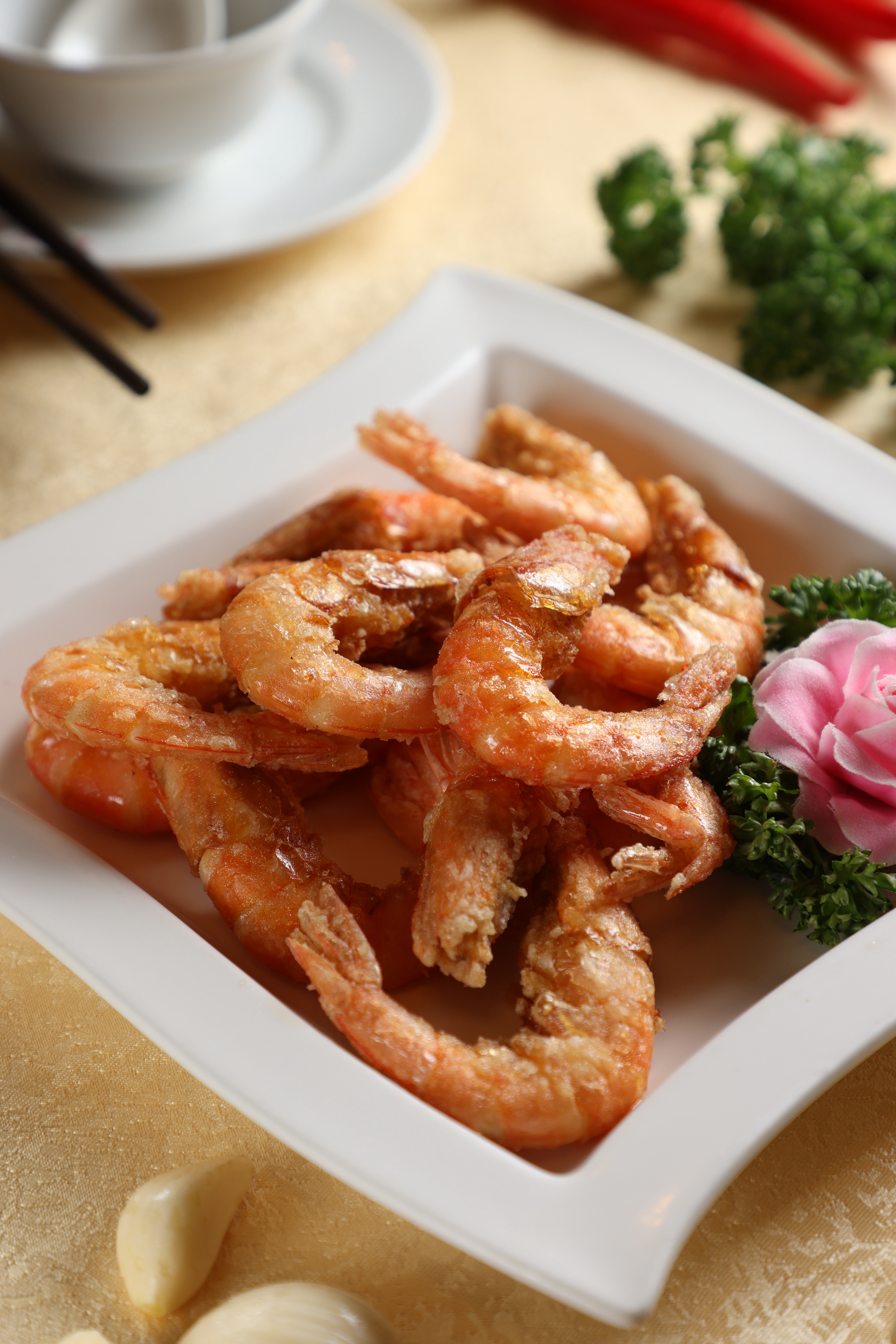 高溫炸到酥香的「鹽酥中蝦」，是必點招牌之一。（500元／份）